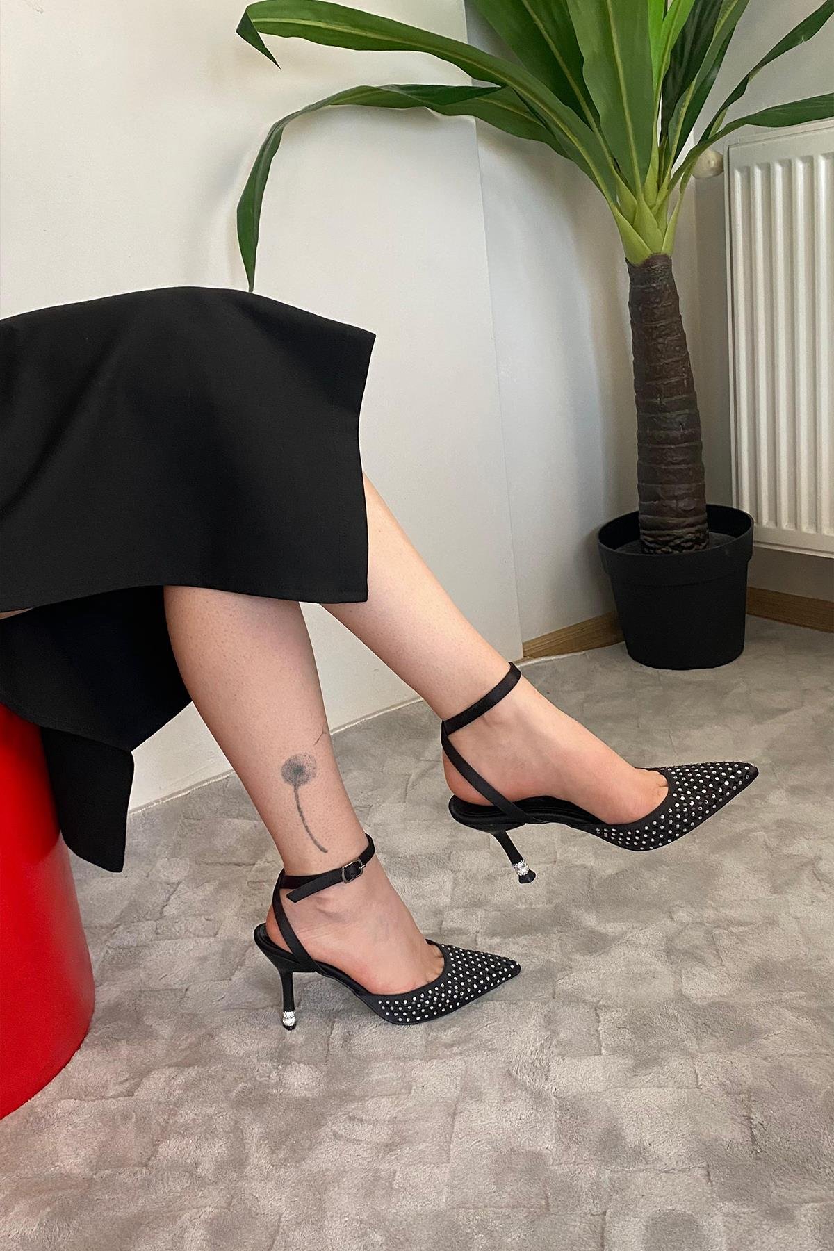 Kadın Fenny Siyah Saten Kristal Taşlı 9 Cm Teş Detaylı İnce Topuklu Sivri Burunlu Arkası Acık Stiletto