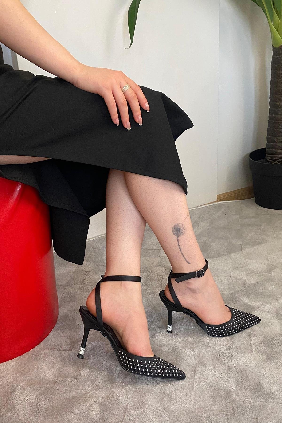Kadın Fenny Siyah Saten Kristal Taşlı 9 Cm Teş Detaylı İnce Topuklu Sivri Burunlu Arkası Acık Stiletto