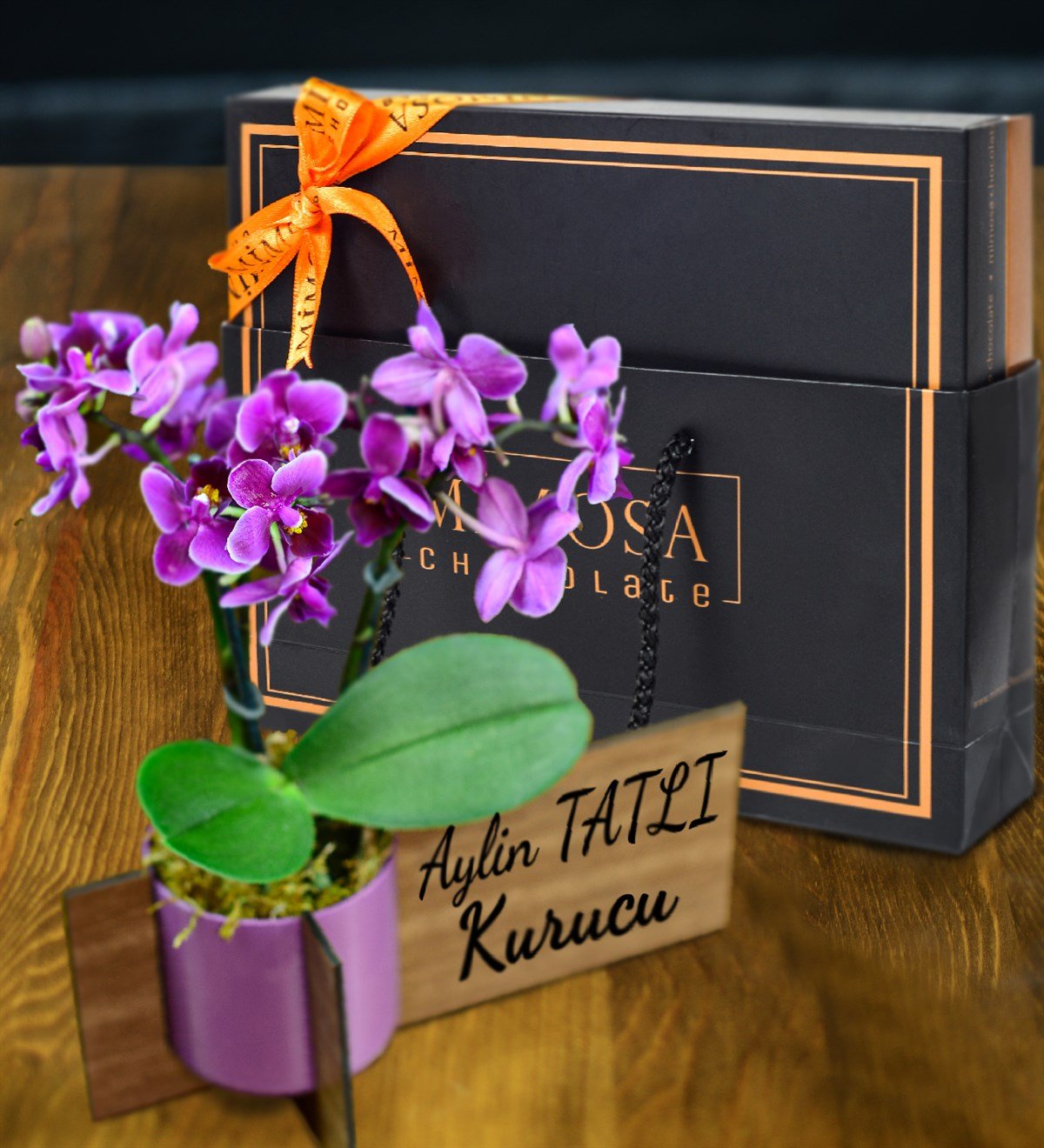 Personalisiertes Namensschild aus Holz mit doppeltem Zweig, lila Orchidee und Mimosa-Schokolade