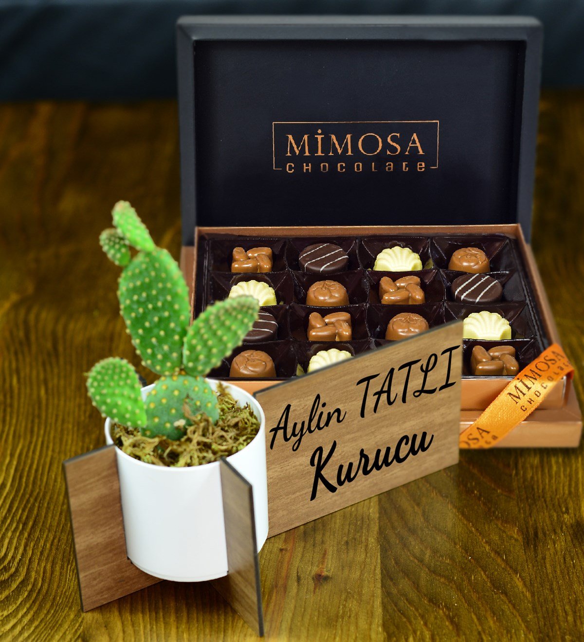 Kişiye Özel Ahşap İsimlik Micky Kaktüs & Mimosa Chocolate Fiyatı
