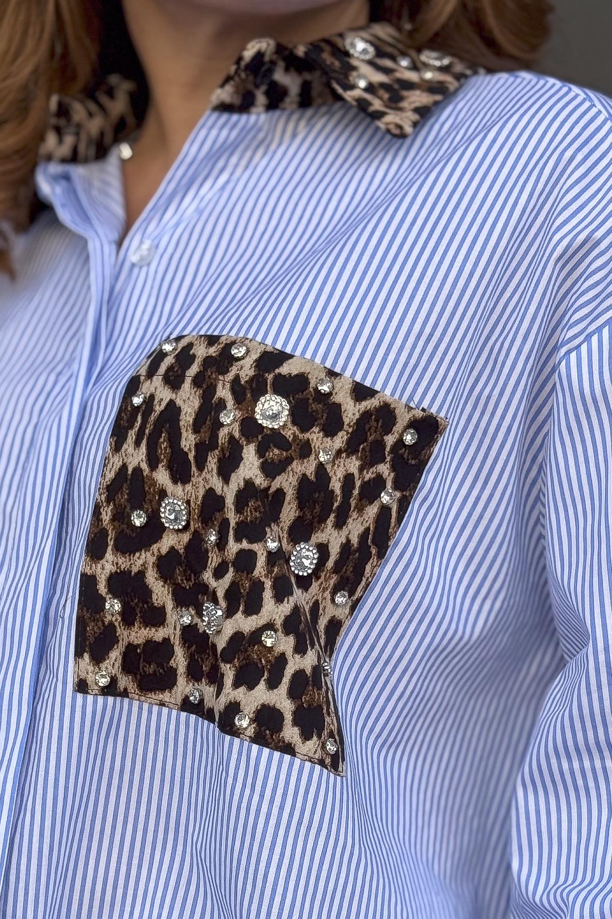 Leopar Ve Taş Zımba Detaylı Çizgili Gömlek Açık Mavi RenkGÖMLEK