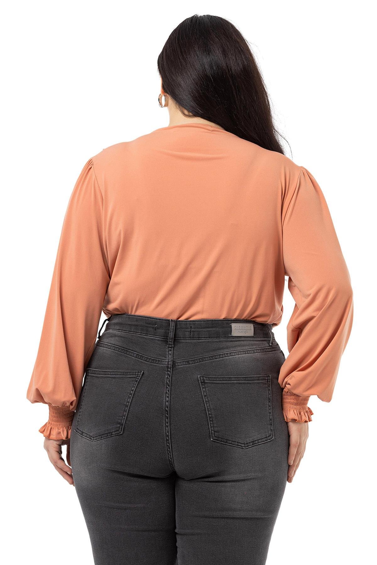 BluzDisentis Modest Büyük Beden Kruvaze Kol Ağzı Lastik Gipe Detaylı Çıtçıtlı Somon BluzDISENTIS MODESTBüyük Beden Kruvaze Kol Ağzı Lastik Gipe Detaylı Çıtçıtlı Somon Bluz