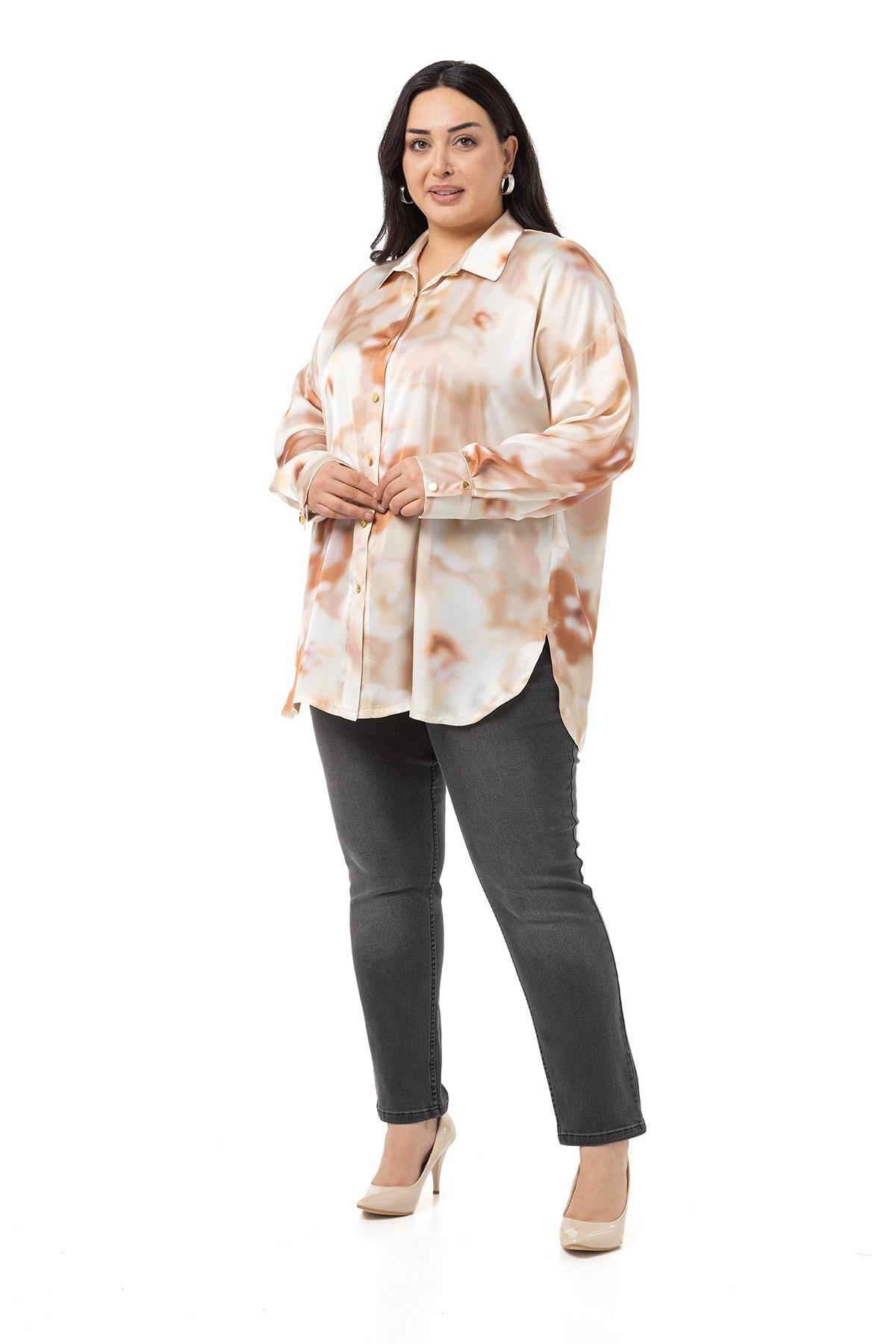 Disentis Modest Büyük Beden Batik Çiçek Desenli Saten Bej Rengi GömlekDISENTIS MODESTBüyük Beden Batik Çiçek Desenli Saten Bej Rengi Gömlek