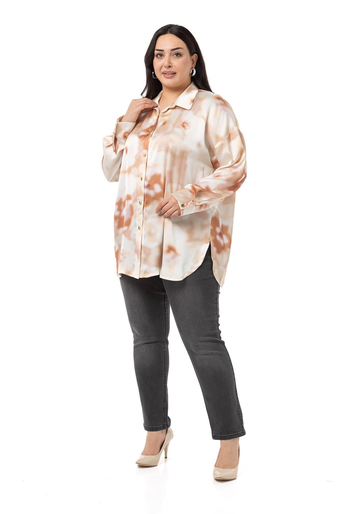 Disentis Modest Büyük Beden Batik Çiçek Desenli Saten Bej Rengi GömlekDISENTIS MODESTBüyük Beden Batik Çiçek Desenli Saten Bej Rengi Gömlek