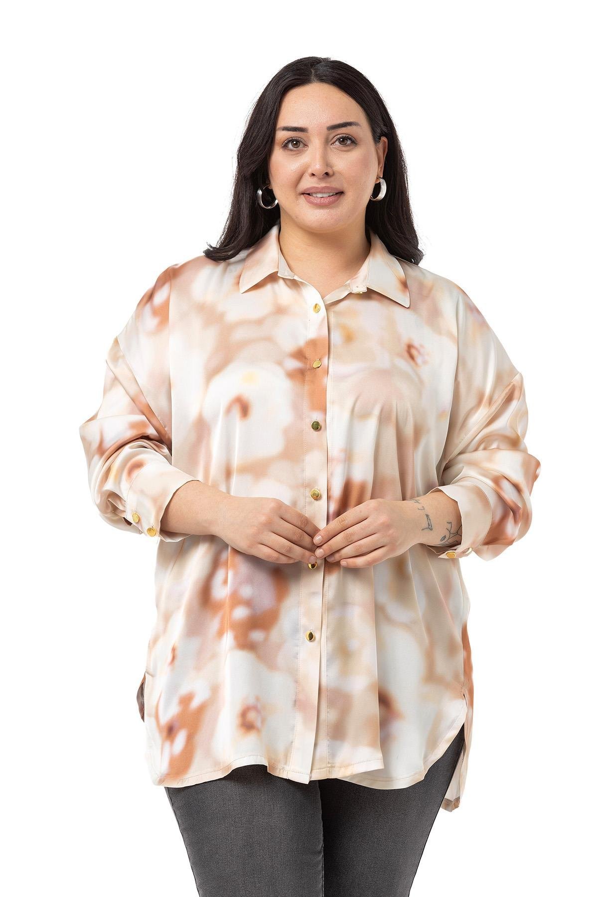Disentis Modest Büyük Beden Batik Çiçek Desenli Saten Bej Rengi GömlekDISENTIS MODESTBüyük Beden Batik Çiçek Desenli Saten Bej Rengi Gömlek