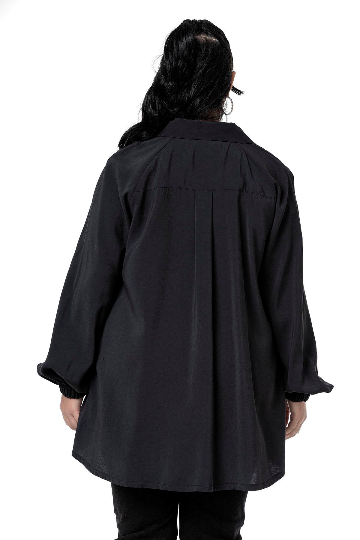 Disentis Modest Büyük Beden Kol Ağzı Lastikli Geniş Kesim Reglan Kol Siyah GömlekDISENTIS MODESTBüyük Beden Kol Ağzı Lastikli Geniş Kesim Reglan Kol Siyah Gömlek
