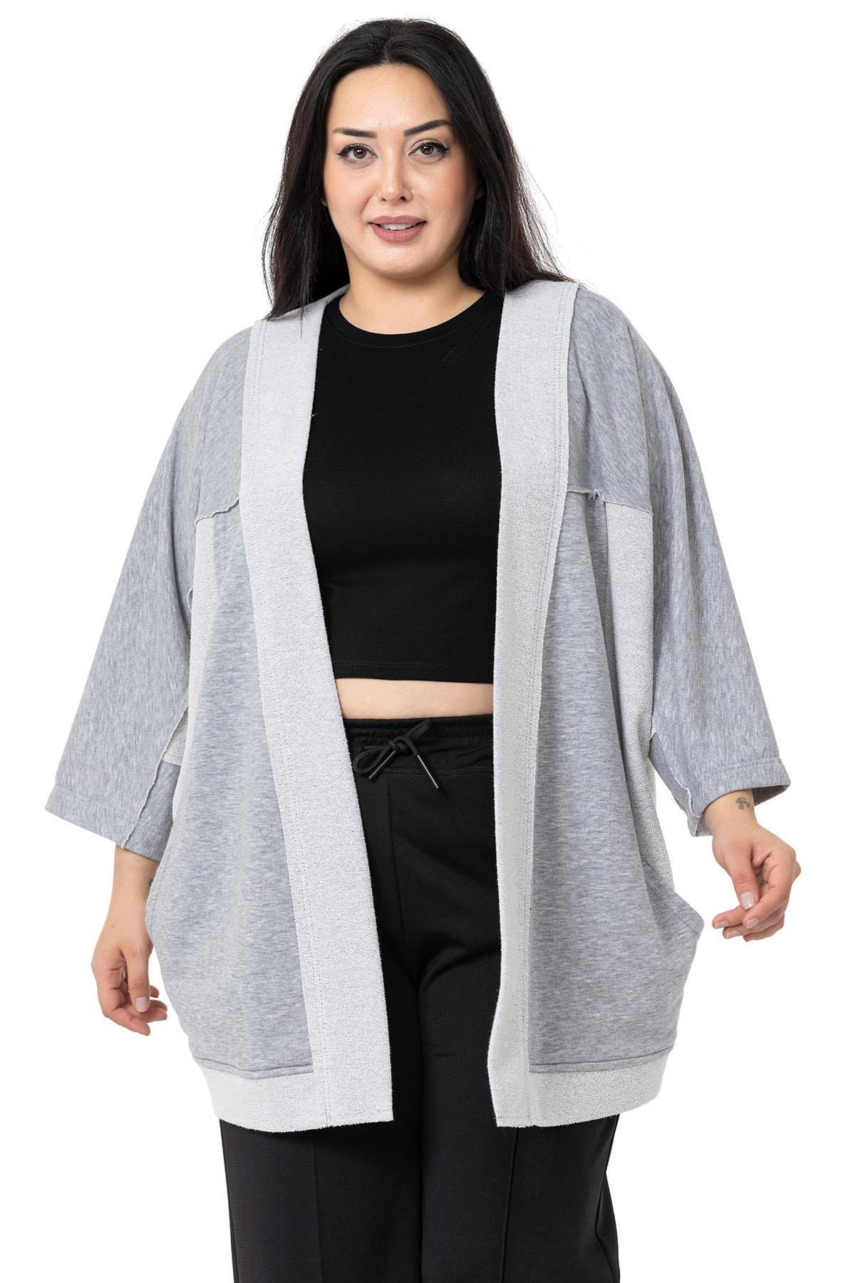 DISENTIS, BÜYÜK BEDEN, BIG SIZE, OVERSIZE, HIRKA, ÜÇ İPLİK, PİS DİKİŞDISENTIS MODESTBüyük Beden Truvakar Kollu Oversize Cepli Üç İplik Gri Melanj Hırka