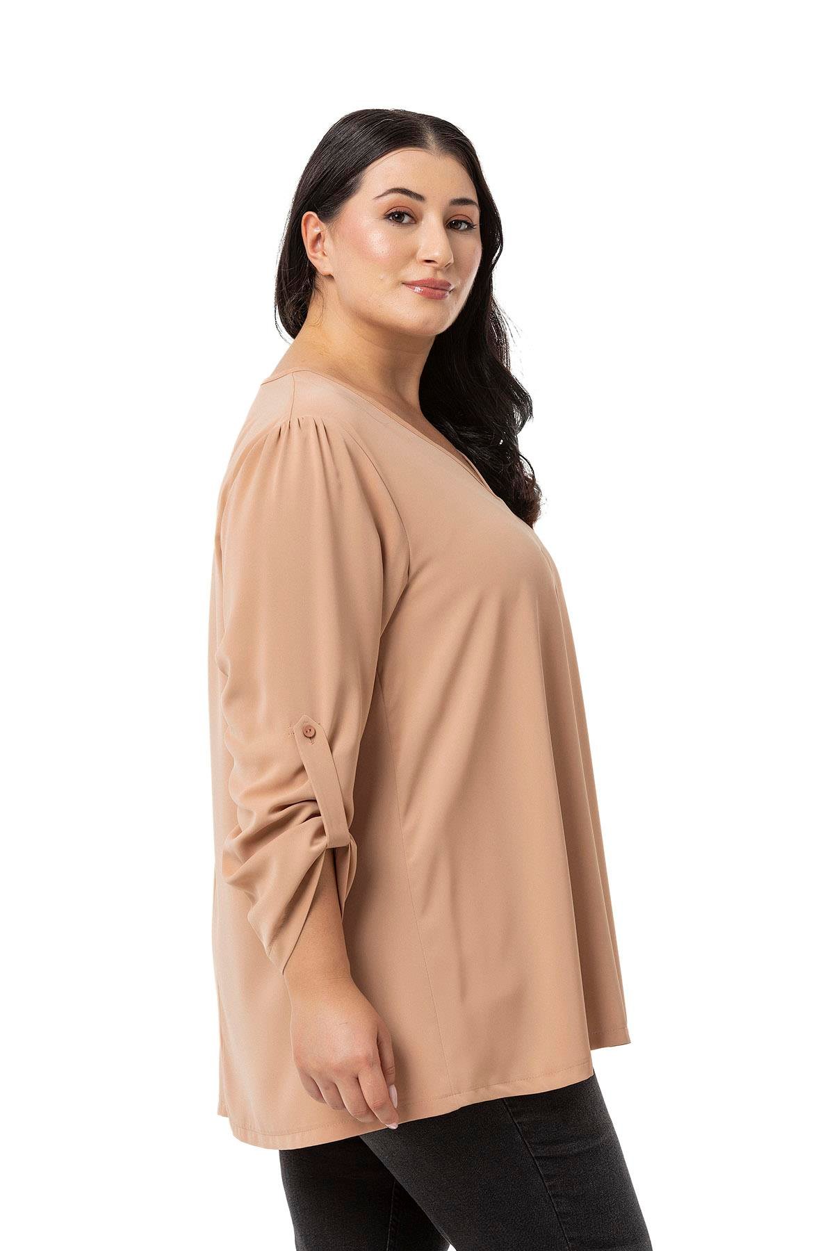 Disentis Modest Büyük Beden V Yaka Önü Plikaşeli Katlamalı Kollu Camel Bluz DISENTIS MODESTBüyük Beden V Yaka Önü Plikaşeli Katlamalı Kollu Camel Bluz 
