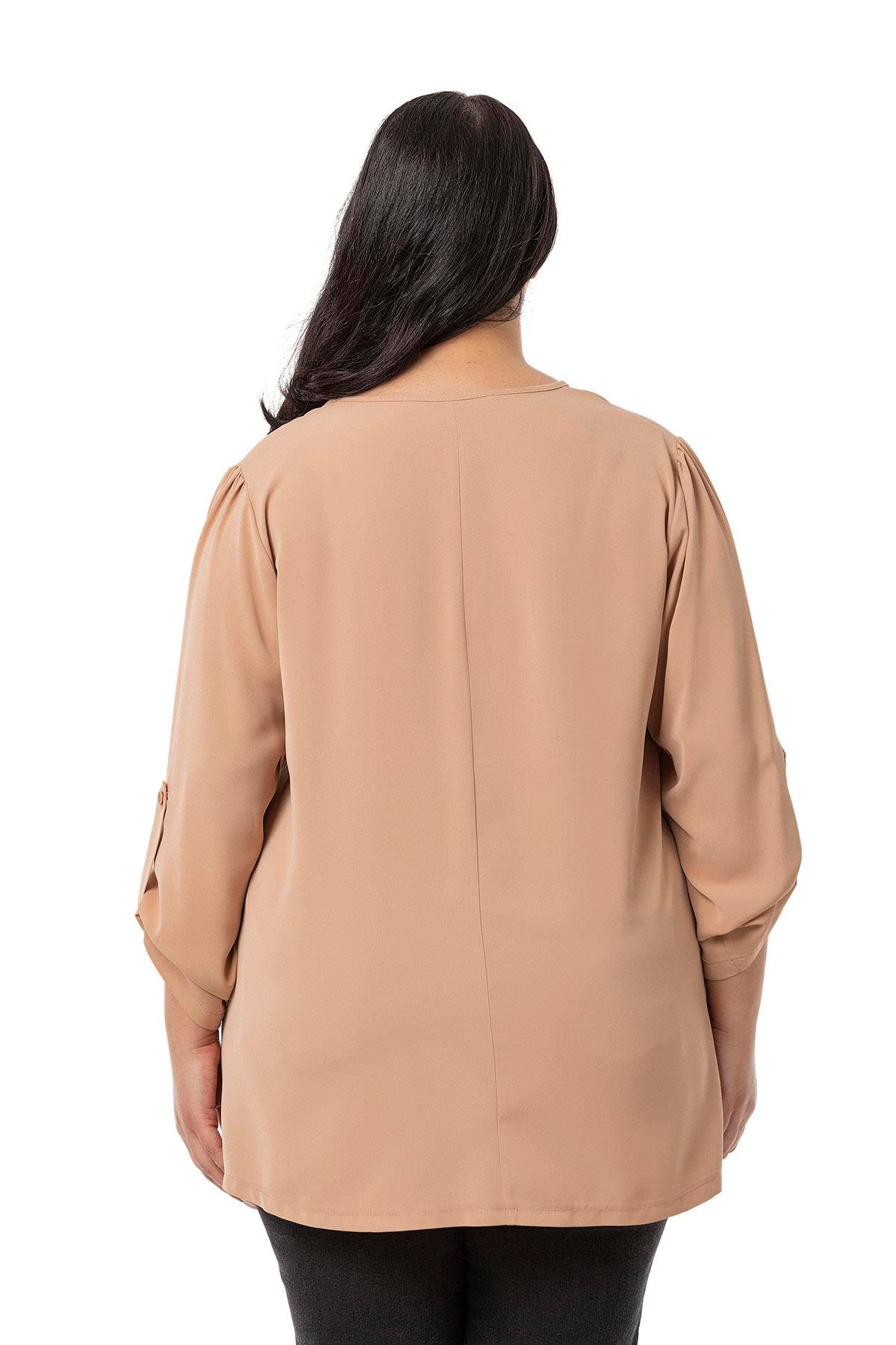 Disentis Modest Büyük Beden V Yaka Önü Plikaşeli Katlamalı Kollu Camel Bluz DISENTIS MODESTBüyük Beden V Yaka Önü Plikaşeli Katlamalı Kollu Camel Bluz 
