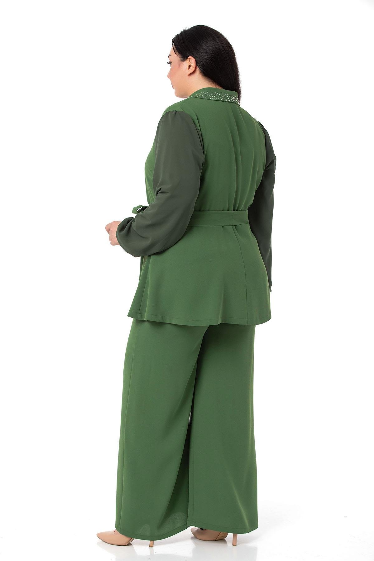 Jacket&Pants SetsDisentis Modest Kolları Şifon Yakası Taş Detaylı Ceket Pantolon Yeşil İkili TakımDISENTIS MODESTBüyük Beden Kolları Şifon Yakası Taş Detaylı Ceket Pantolon Yeşil İkili Takım
