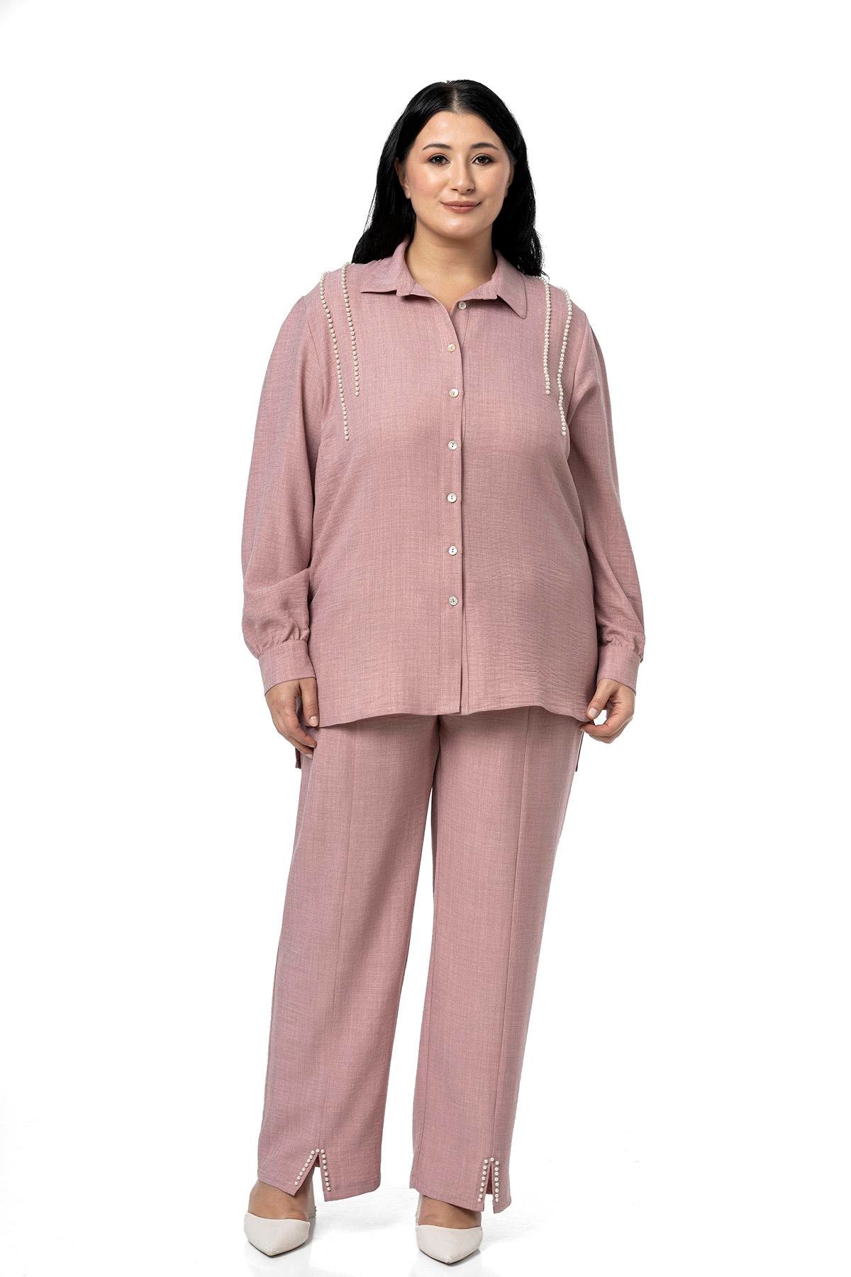 Gömlek | Pantolon TakımlarDisentis Modest Büyük Beden İnci Detaylı Gömlek Pantolon Pembe İkili TakımDISENTIS MODESTBüyük Beden İnci Detaylı Gömlek Pantolon Pembe İkili Takım
