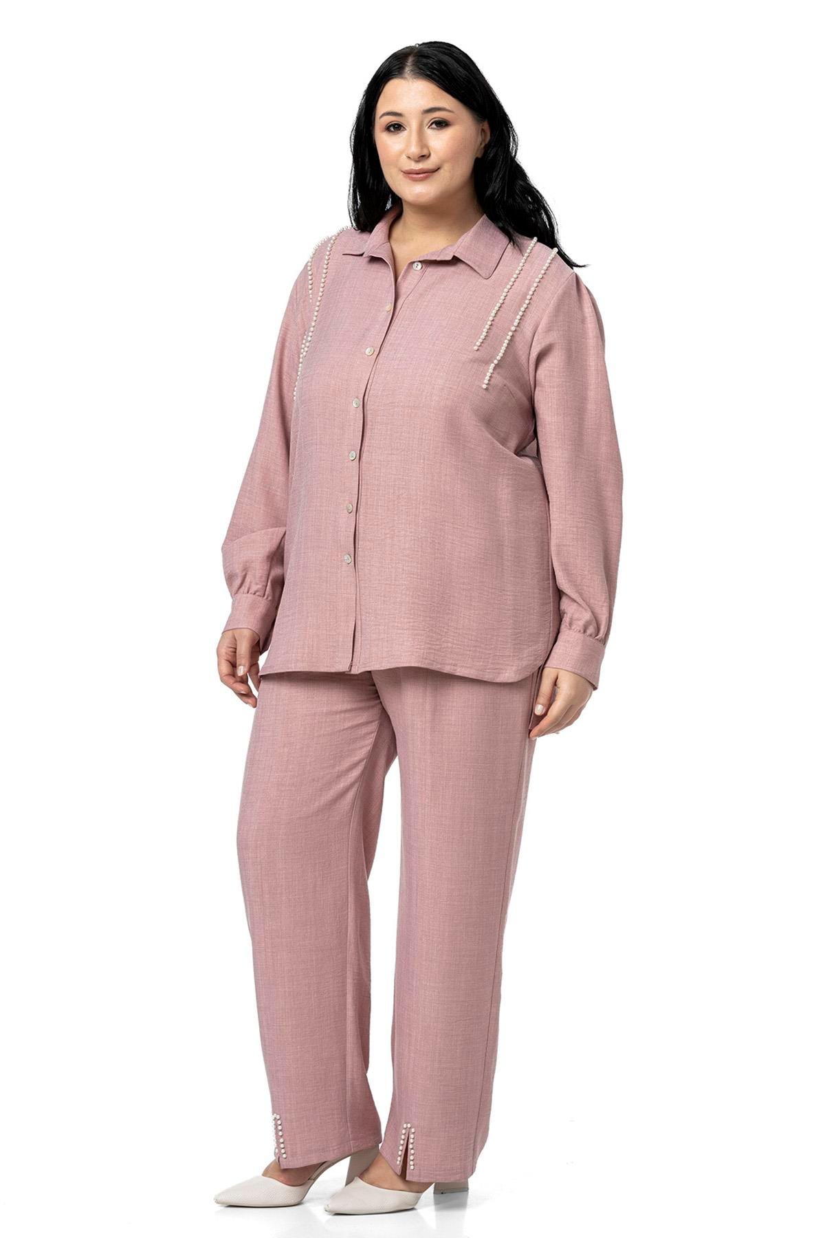 Gömlek | Pantolon TakımlarDisentis Modest Büyük Beden İnci Detaylı Gömlek Pantolon Pembe İkili TakımDISENTIS MODESTBüyük Beden İnci Detaylı Gömlek Pantolon Pembe İkili Takım