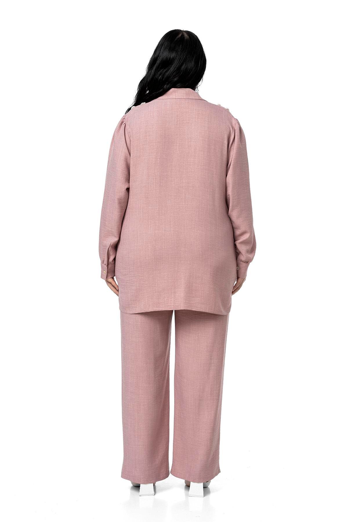 Gömlek | Pantolon TakımlarDisentis Modest Büyük Beden İnci Detaylı Gömlek Pantolon Pembe İkili TakımDISENTIS MODESTBüyük Beden İnci Detaylı Gömlek Pantolon Pembe İkili Takım