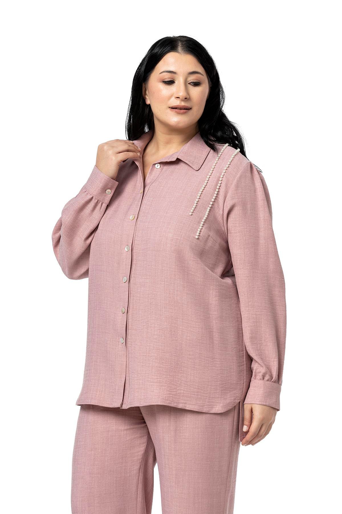 Gömlek | Pantolon TakımlarDisentis Modest Büyük Beden İnci Detaylı Gömlek Pantolon Pembe İkili TakımDISENTIS MODESTBüyük Beden İnci Detaylı Gömlek Pantolon Pembe İkili Takım