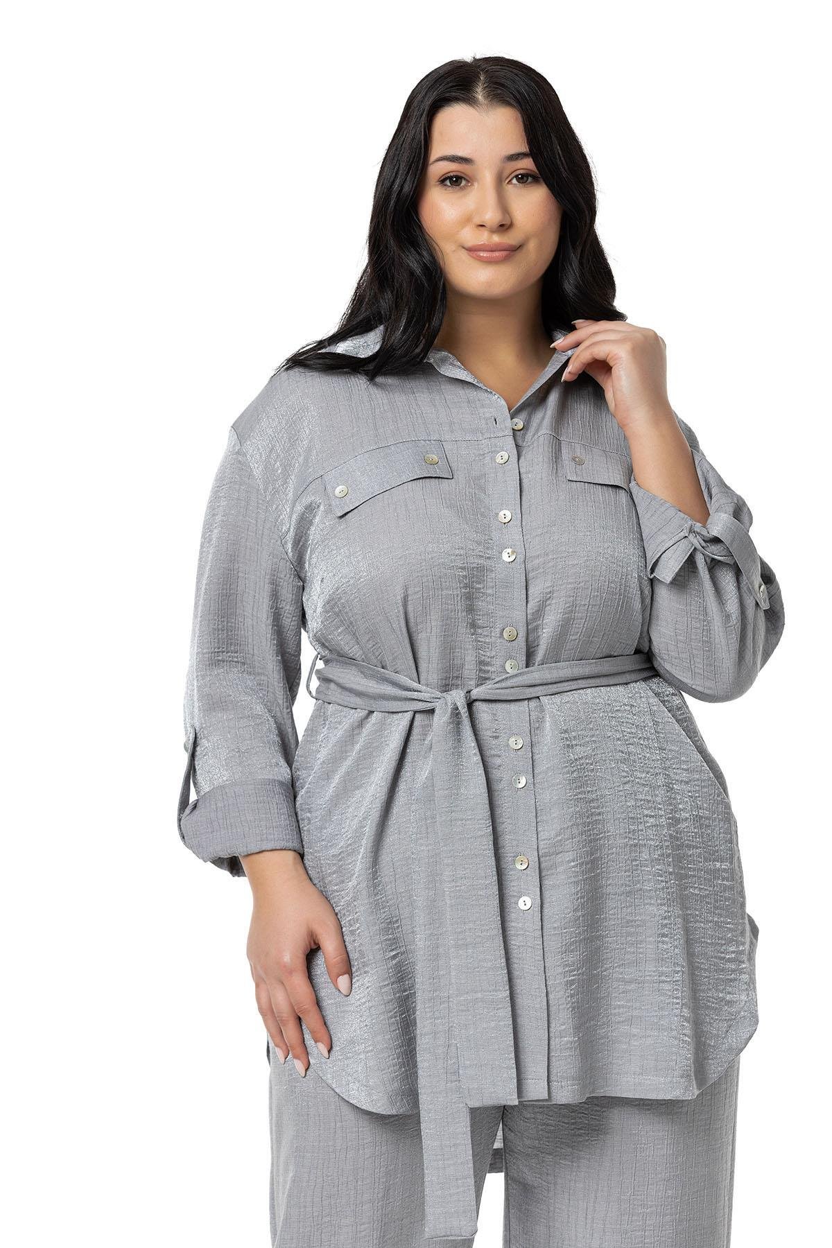 Shirt&Pants setsDisentis Modest Büyük Beden Pırıltılı Kumaş Gömlek Pantolon Gri İkili TakımDISENTIS MODESTBüyük Beden Pırıltılı Kumaş Gömlek Pantolon Gri İkili Takım