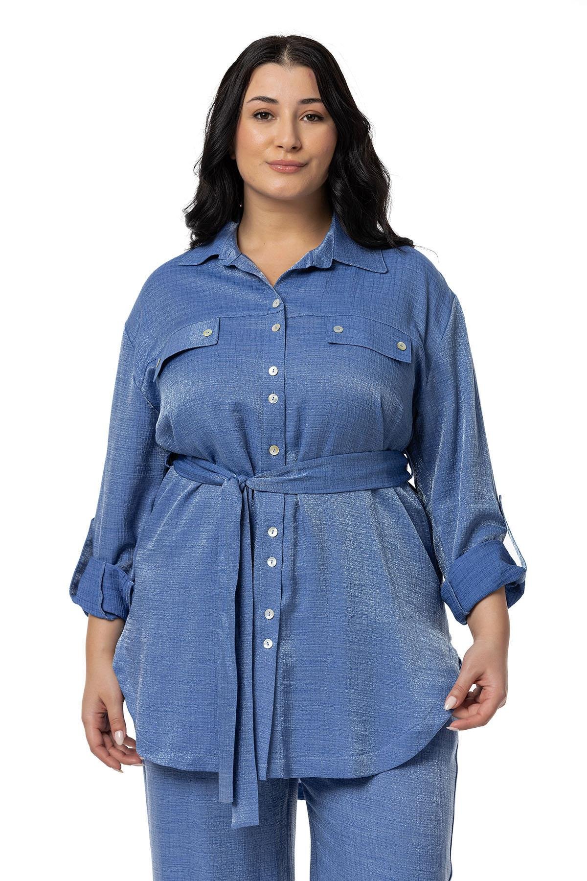 Gömlek | Pantolon TakımlarDisentis Modest Büyük Beden Pırıltılı Kumaş Gömlek Pantolon Mavi İkili TakımDISENTIS MODESTBüyük Beden Pırıltılı Kumaş Gömlek Pantolon Mavi İkili Takım