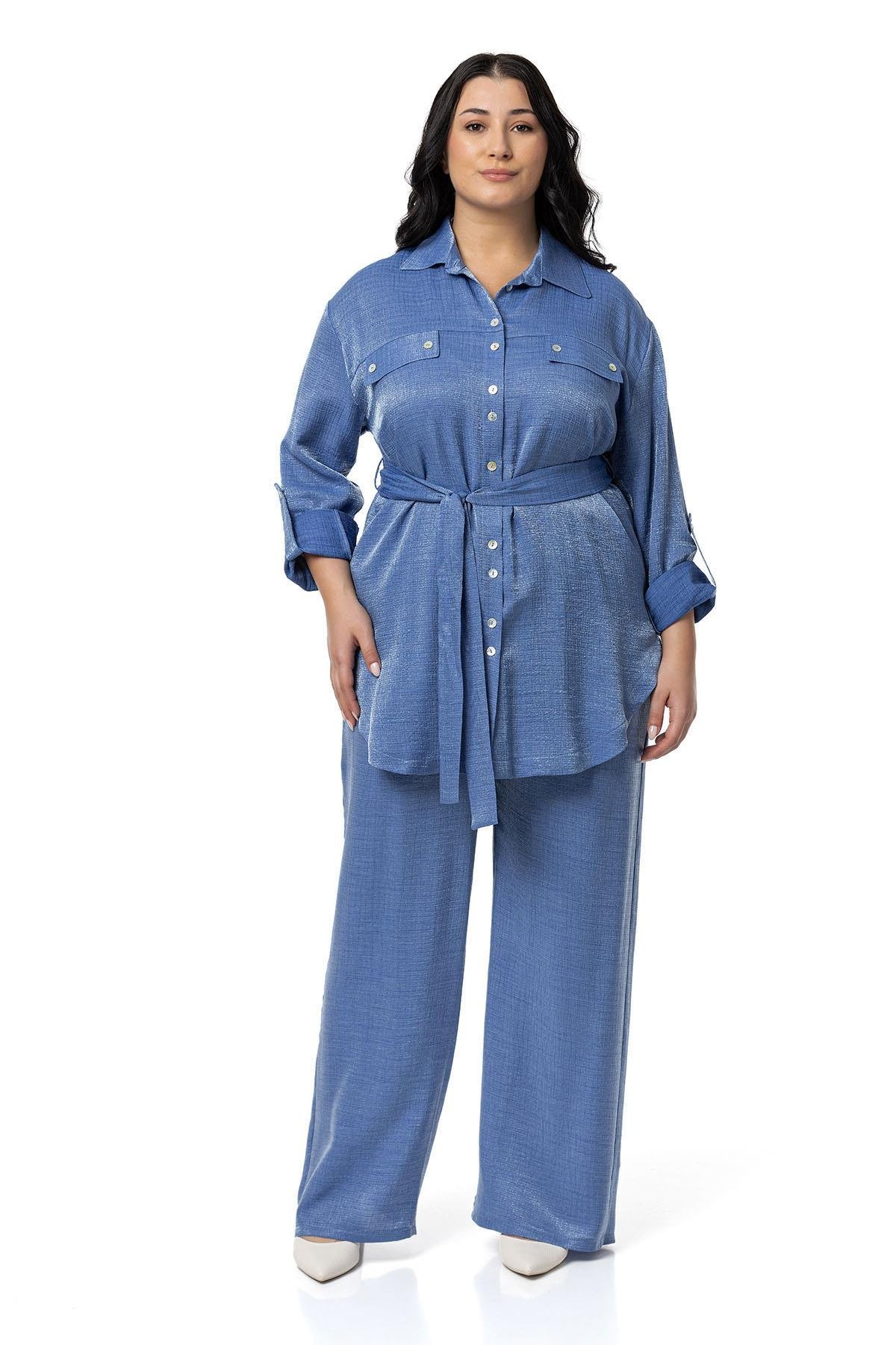 Gömlek | Pantolon TakımlarDisentis Modest Büyük Beden Pırıltılı Kumaş Gömlek Pantolon Mavi İkili TakımDISENTIS MODESTBüyük Beden Pırıltılı Kumaş Gömlek Pantolon Mavi İkili Takım