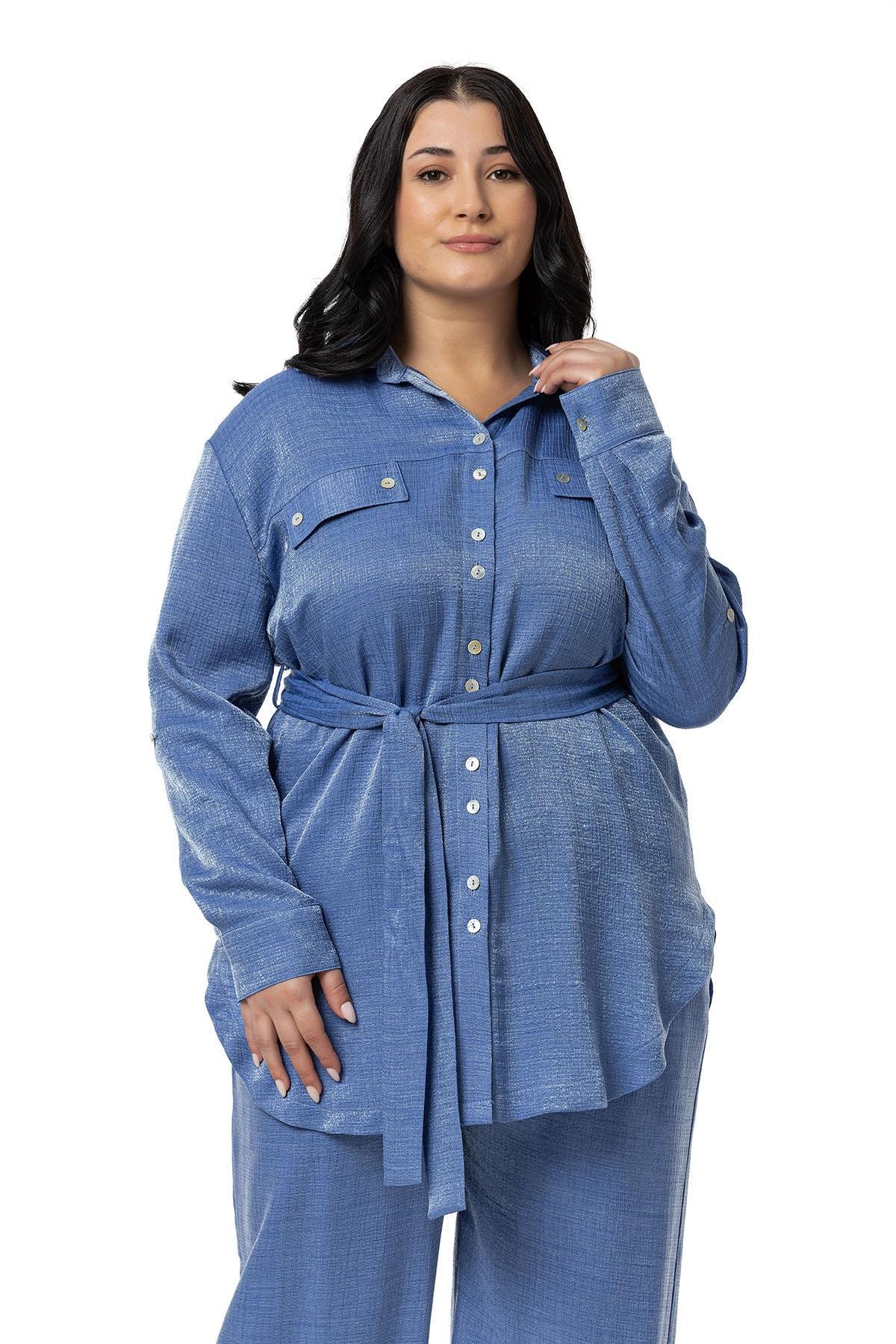 Gömlek | Pantolon TakımlarDisentis Modest Büyük Beden Pırıltılı Kumaş Gömlek Pantolon Mavi İkili TakımDISENTIS MODESTBüyük Beden Pırıltılı Kumaş Gömlek Pantolon Mavi İkili Takım