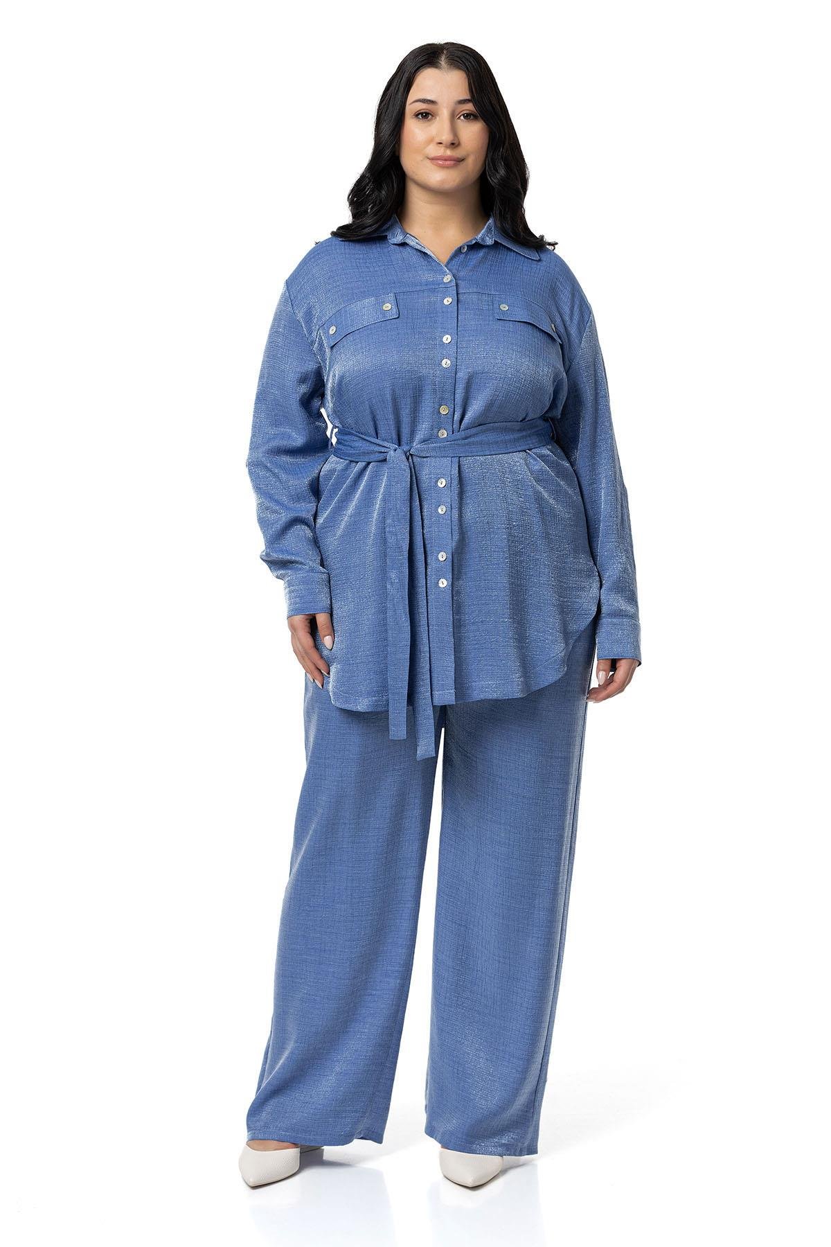 Gömlek | Pantolon TakımlarDisentis Modest Büyük Beden Pırıltılı Kumaş Gömlek Pantolon Mavi İkili TakımDISENTIS MODESTBüyük Beden Pırıltılı Kumaş Gömlek Pantolon Mavi İkili Takım