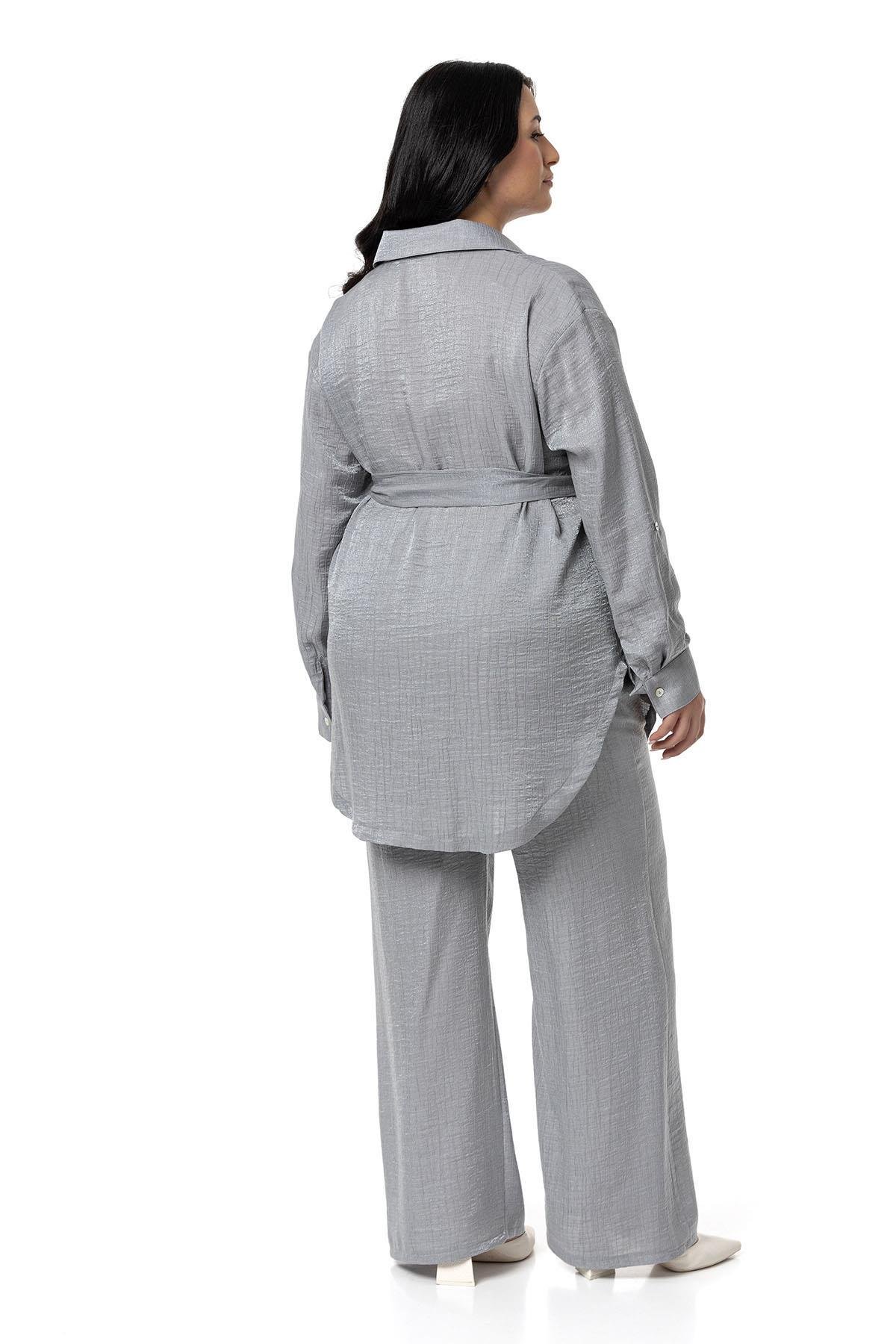 Shirt&Pants setsDisentis Modest Büyük Beden Pırıltılı Kumaş Gömlek Pantolon Gri İkili TakımDISENTIS MODESTBüyük Beden Pırıltılı Kumaş Gömlek Pantolon Gri İkili Takım