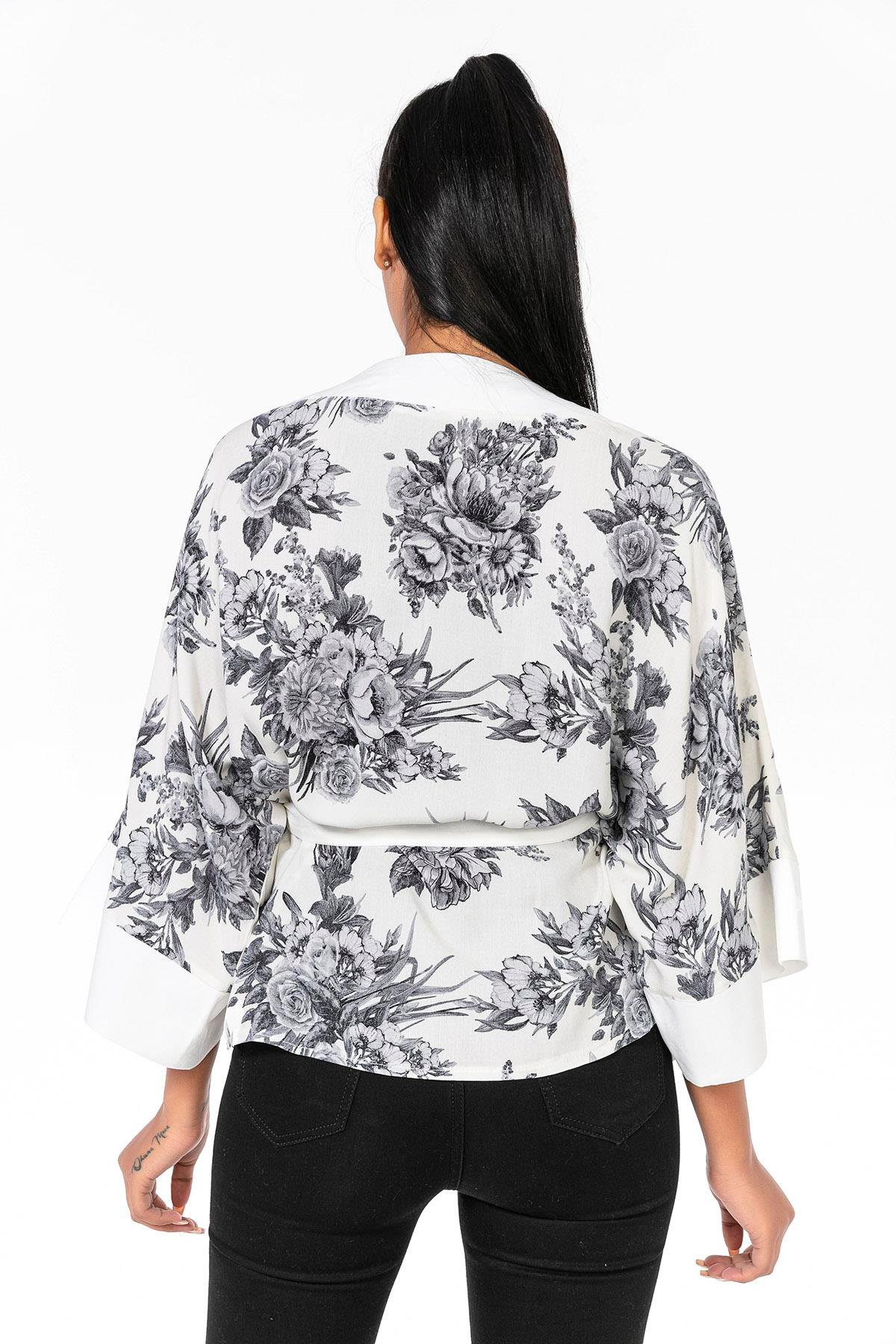 KÜÇÜK BEDENÖnden Bağlamalı ve Düğmeli Kolları Geniş Büyük Çiçekli Siyah Beyaz KimonodisentisÖnden Bağlamalı ve Düğmeli Kolları Geniş Büyük Çiçekli Siyah Beyaz Kimono
