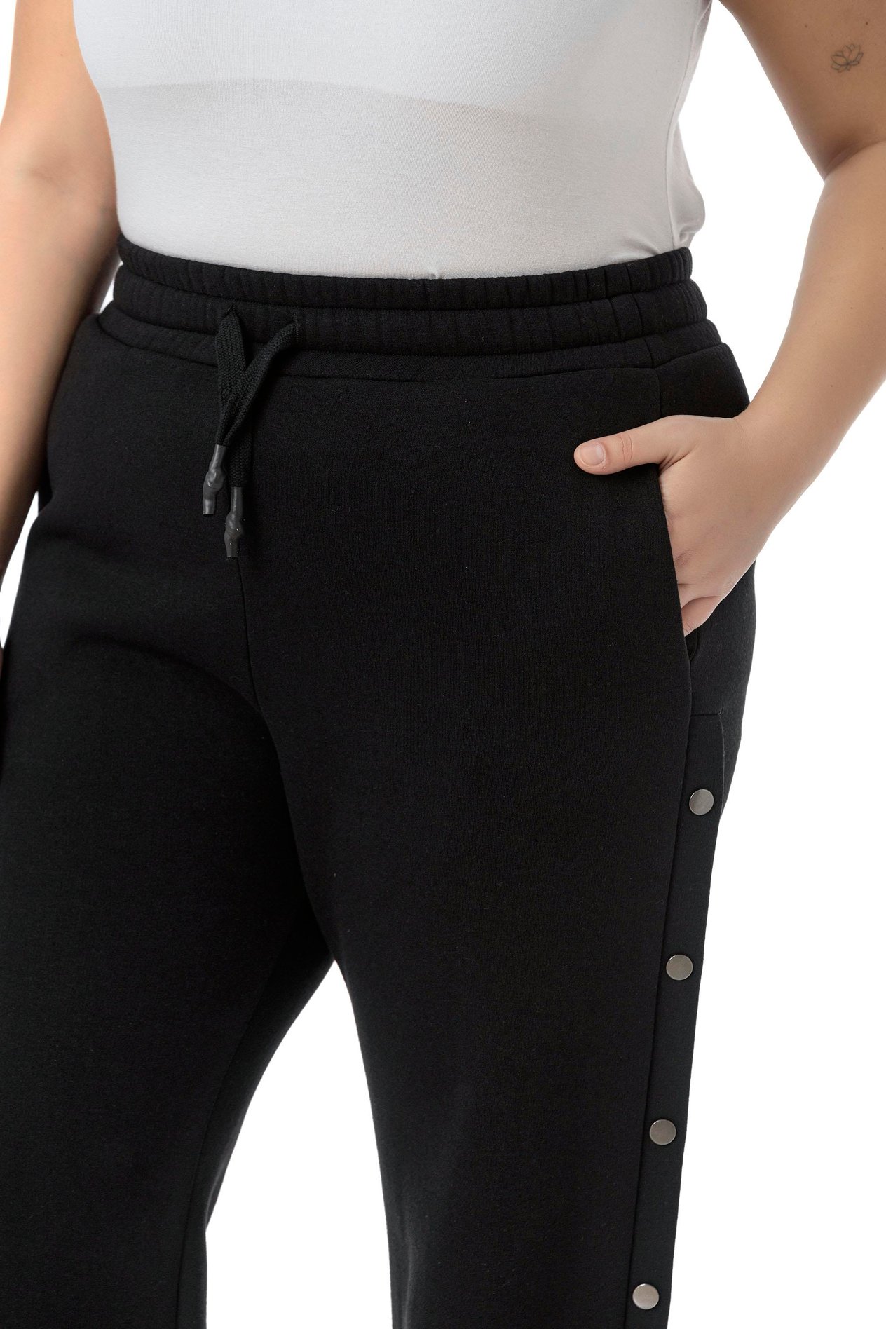 PantsDisentis Modest Büyük Beden Beli Lastikli ve İp Büzgülü Yanlarda Süs Çıtçıt Detaylı Siyah Eşofman PantolonDISENTIS MODESTBüyük Beden Beli Lastikli ve İp Büzgülü Yanlarda Süs Çıtçıt Detaylı Siyah Eşofman Pantolon