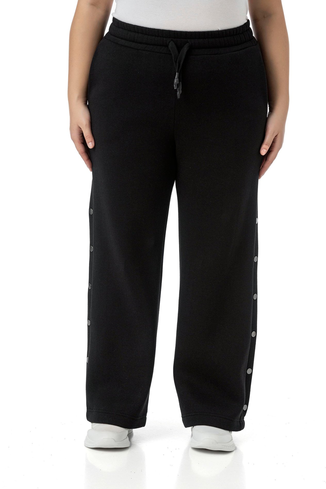 PantsDisentis Modest Büyük Beden Beli Lastikli ve İp Büzgülü Yanlarda Süs Çıtçıt Detaylı Siyah Eşofman PantolonDISENTIS MODESTBüyük Beden Beli Lastikli ve İp Büzgülü Yanlarda Süs Çıtçıt Detaylı Siyah Eşofman Pantolon