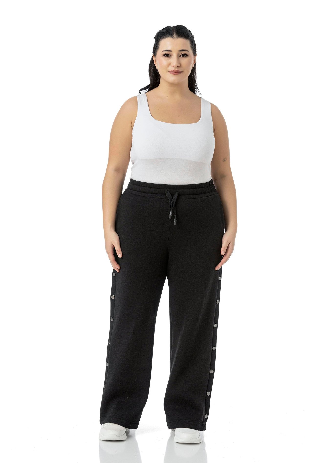 PantsDisentis Modest Büyük Beden Beli Lastikli ve İp Büzgülü Yanlarda Süs Çıtçıt Detaylı Siyah Eşofman PantolonDISENTIS MODESTBüyük Beden Beli Lastikli ve İp Büzgülü Yanlarda Süs Çıtçıt Detaylı Siyah Eşofman Pantolon