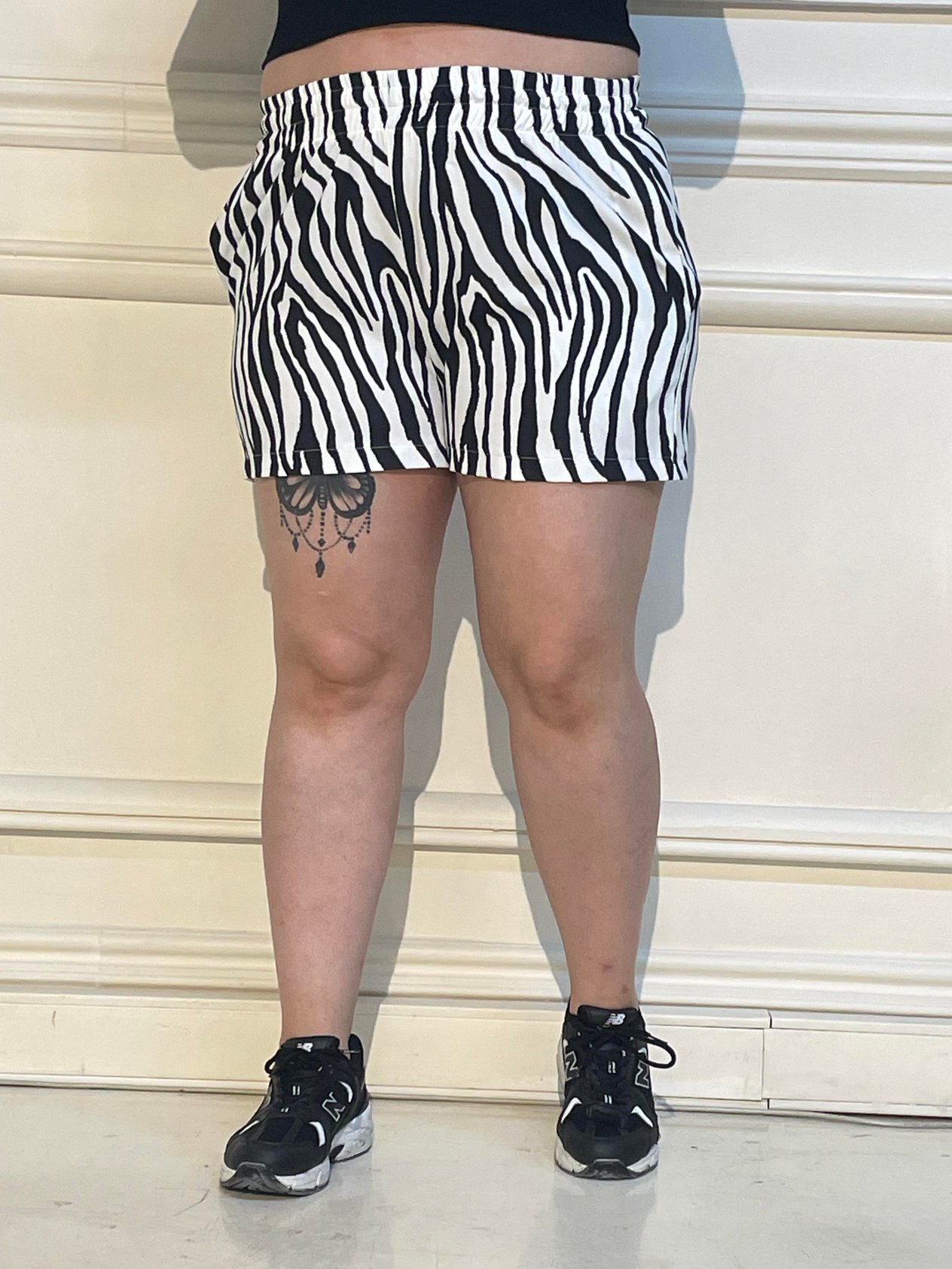 ShortsDisentis Modest Büyük Beden Beli Lastikli Yandan Cepli Saten Beyaz Siyah Zebra Desenli  ŞortDISENTIS MODESTBüyük Beden Beli Lastikli Yandan Cepli Saten Beyaz Siyah Zebra Desenli Şort