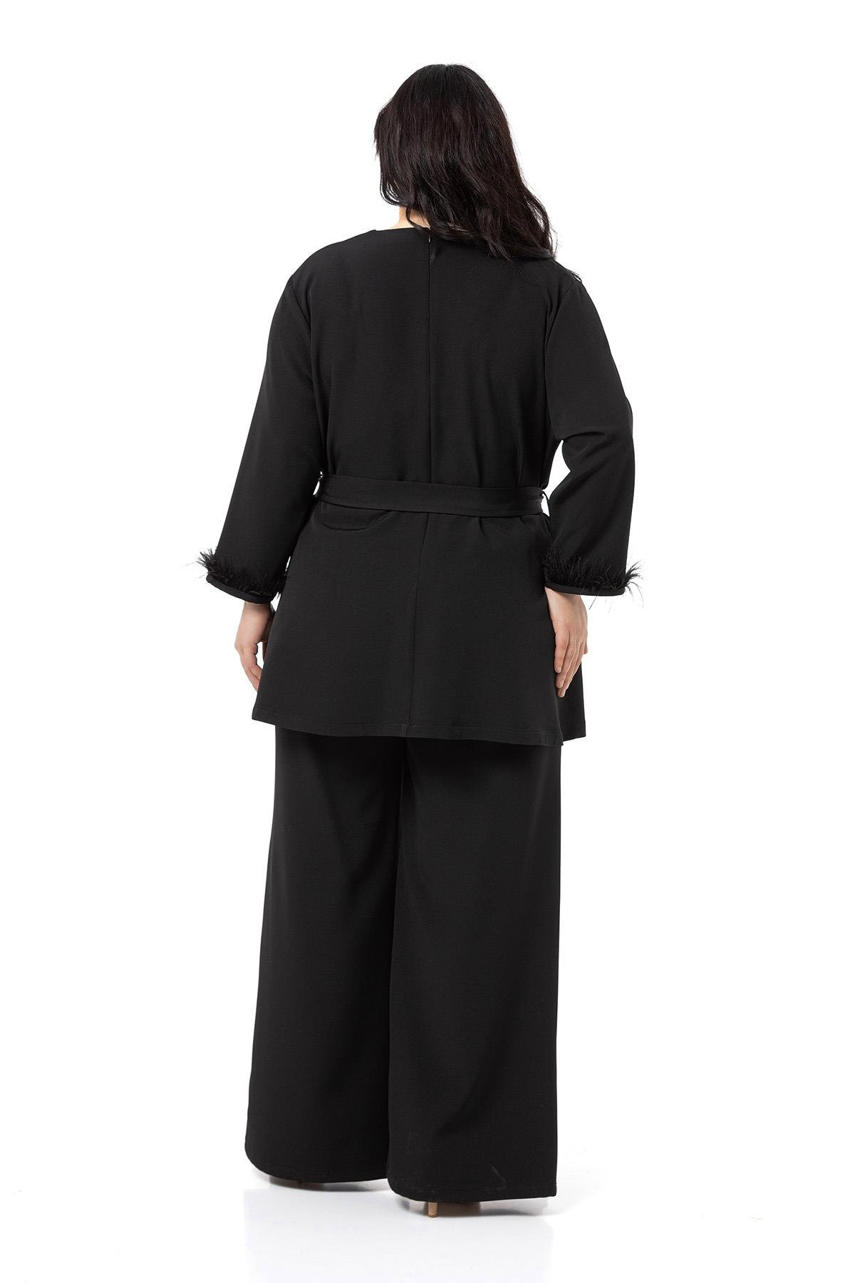 TEK KALANLARDisentis Modest Kruvaze Yaka Kolları Tüylü Beli Kemerli Siyah İkili Takım DISENTIS MODESTBüyük Beden Kruvaze Yaka Kolları Tüylü Beli Kemerli Siyah İkili Takım 