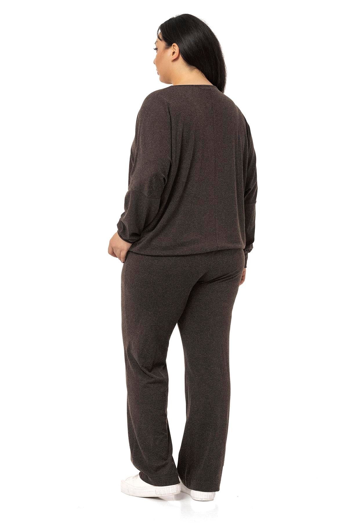 TEK KALANLARDisentis Modest V Yakalı Bluz ve Pantolon Kahverengi İkili TakımDISENTIS MODESTBüyük Beden V Yakalı Bluz ve Pantolon Kahverengi İkili Takım