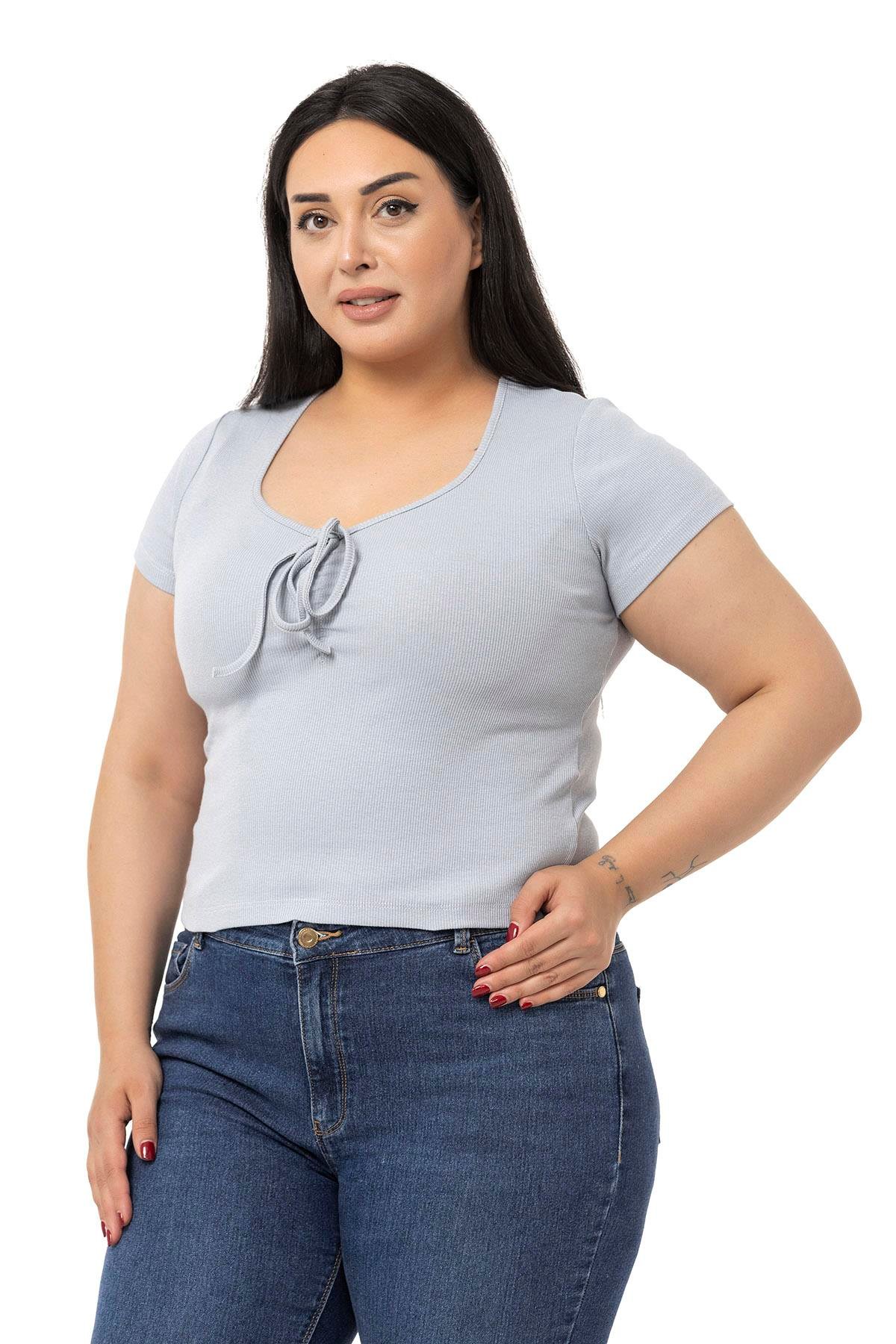TopDISENTIS DISENTIS MODEST, GENC BUYUK BEDEN, BODY, KASKORSE BODYDISENTIS MODESTBüyük Beden Yarım Kollu Göğüste Bağcık Detaylı Kaşkorse Gri Body