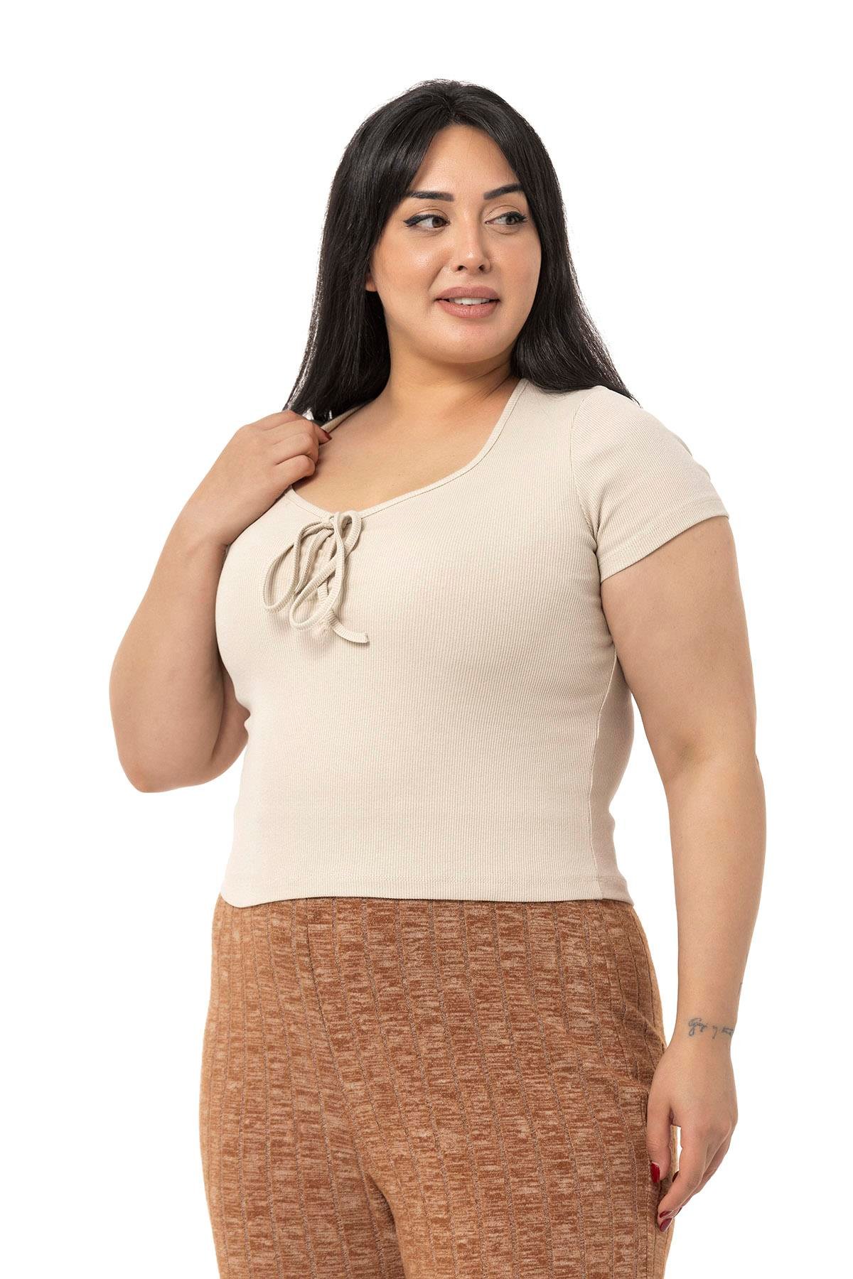 TopDISENTIS DISENTIS MODEST, GENC BUYUK BEDEN, BODY, KASKORSE BODYDISENTIS MODESTBüyük Beden Yarım Kollu Göğüste Bağcık Detaylı Kaşkorse Bej Rengi Body