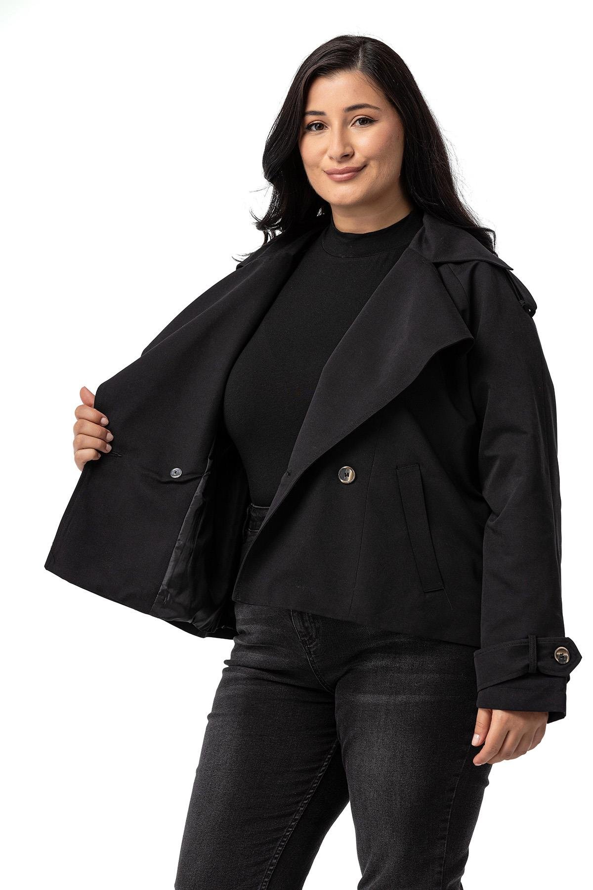 TrençkotDisentis Modest Büyük Beden Mono Yaka Apoletli Cepli Oversize Astarlı Siyah Kısa Trençkot DISENTIS MODESTBüyük Beden Mono Yaka Apoletli Cepli Oversize Astarlı Siyah Kısa Trençkot 