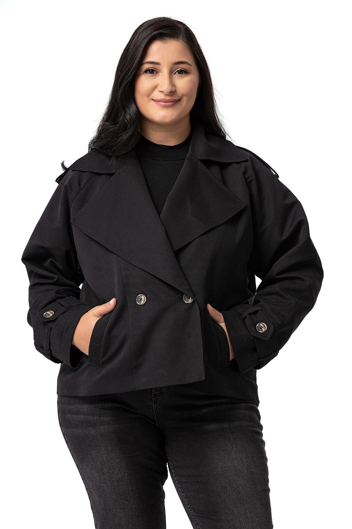 TrençkotDisentis Modest Büyük Beden Mono Yaka Apoletli Cepli Oversize Astarlı Siyah Kısa Trençkot DISENTIS MODESTBüyük Beden Mono Yaka Apoletli Cepli Oversize Astarlı Siyah Kısa Trençkot 