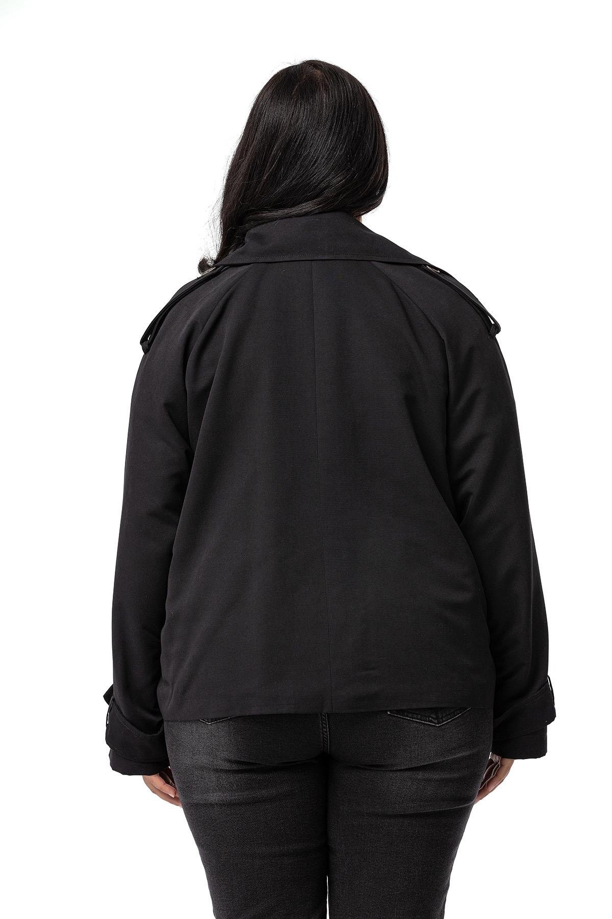 TrençkotDisentis Modest Büyük Beden Mono Yaka Apoletli Cepli Oversize Astarlı Siyah Kısa Trençkot DISENTIS MODESTBüyük Beden Mono Yaka Apoletli Cepli Oversize Astarlı Siyah Kısa Trençkot 