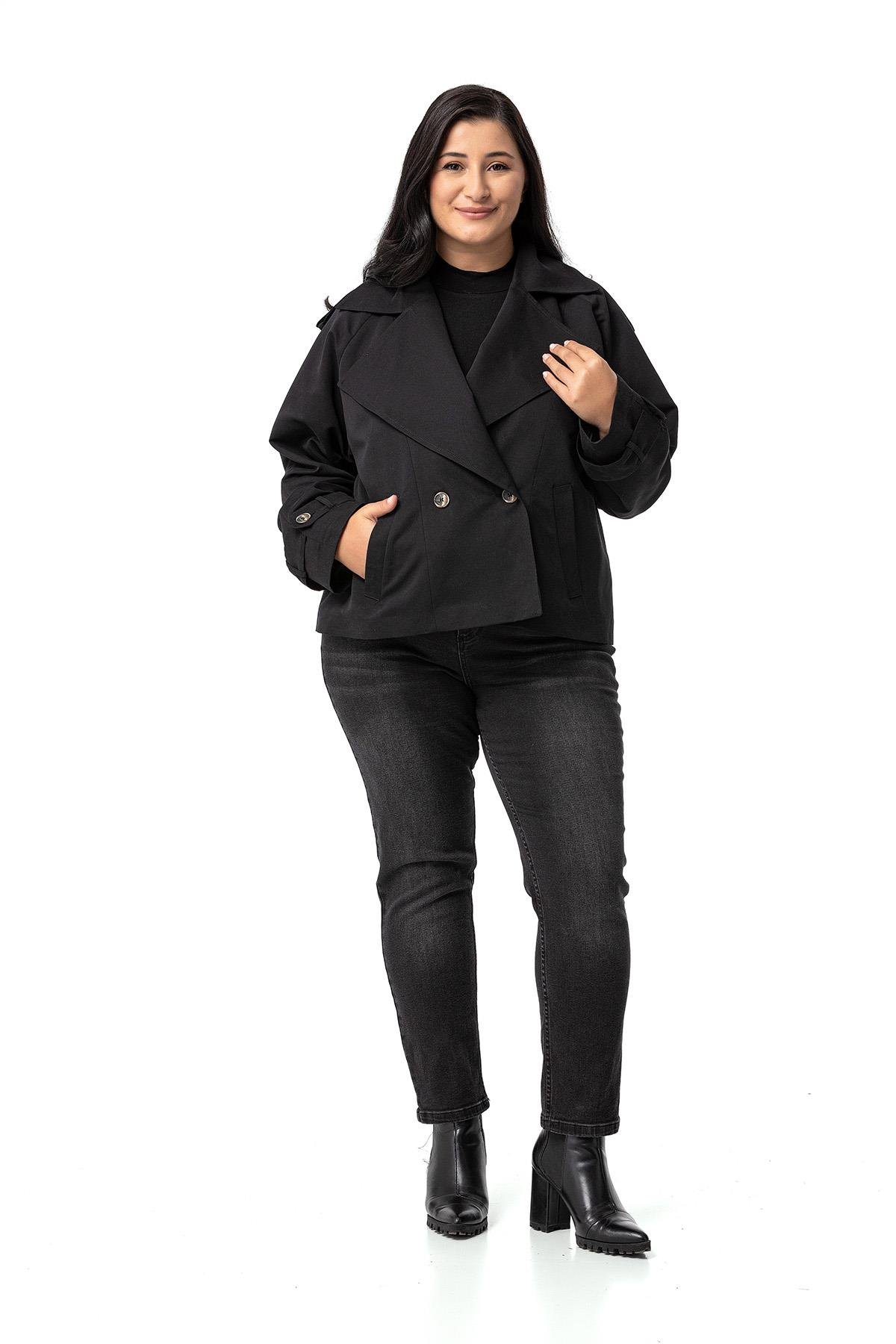 TrençkotDisentis Modest Büyük Beden Mono Yaka Apoletli Cepli Oversize Astarlı Siyah Kısa Trençkot DISENTIS MODESTBüyük Beden Mono Yaka Apoletli Cepli Oversize Astarlı Siyah Kısa Trençkot 