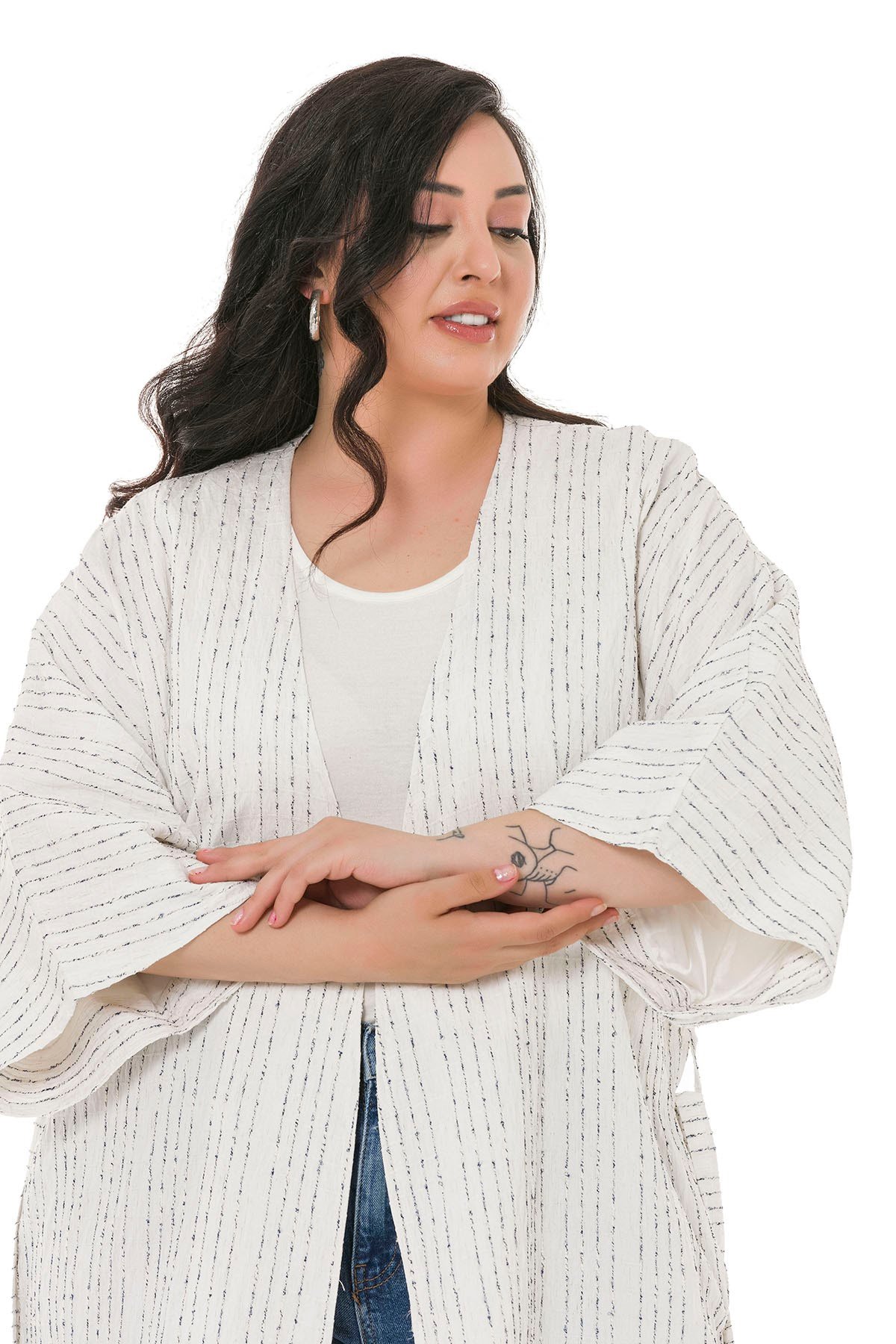 Yarasa Kollu Eteği Ponponlu Kuşaklı Cepli Astarlı Beyaz Üzerine Lacivert Çizgili Kimono
