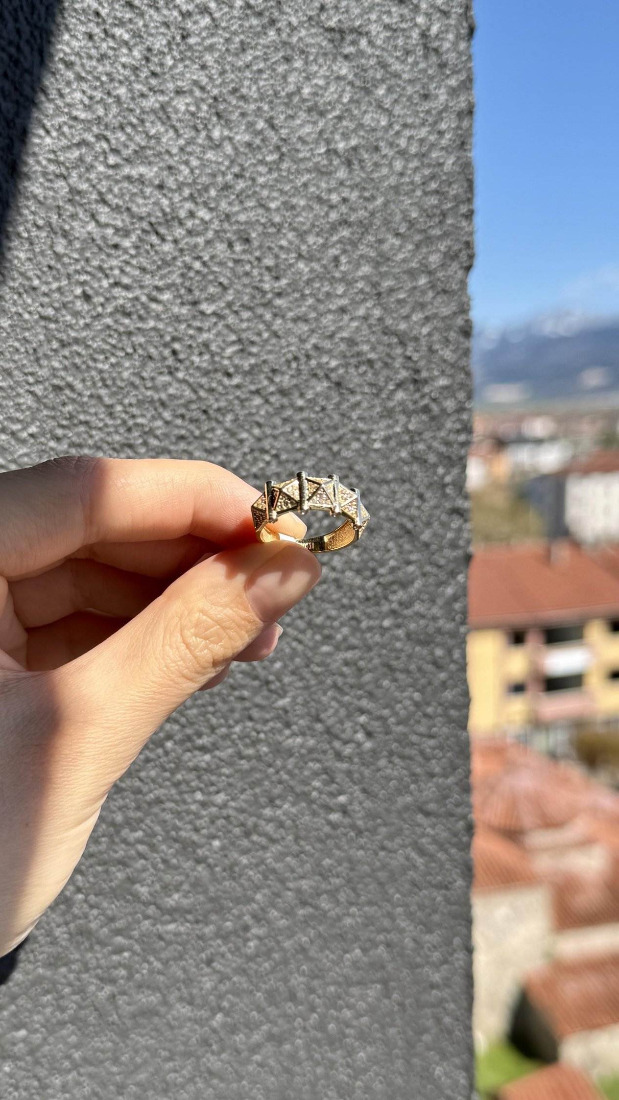 Geometrik Desenli Zirkon Taşlı Altın Yüzük