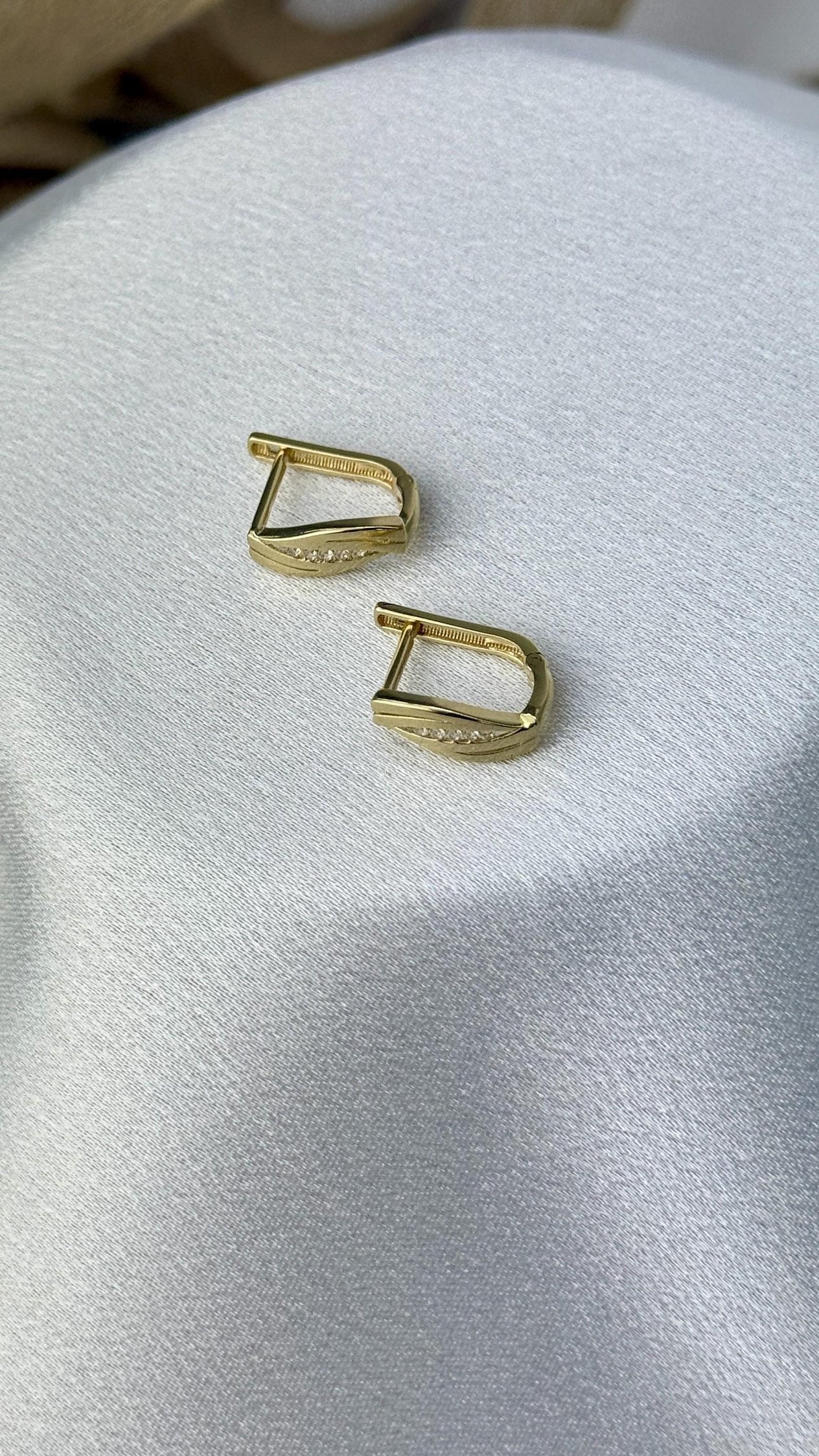 J Model Taşlı Altın Küpe