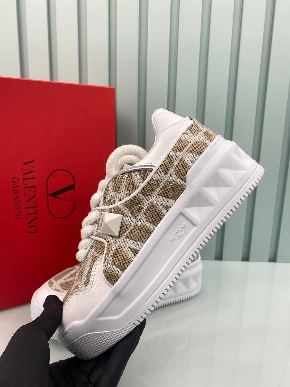 İTHAL VLNTİNO BEJ SNEAKERS