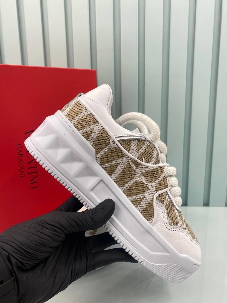 İTHAL VLNTİNO BEJ SNEAKERS