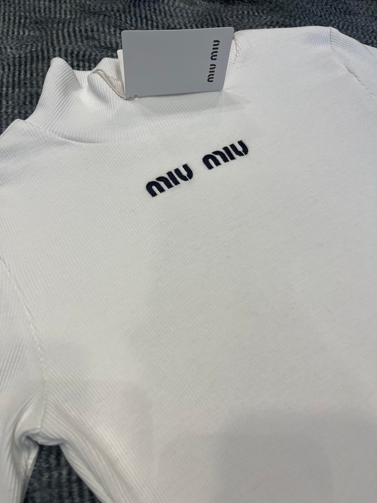 MİU DİK YAKA BEYAZ İNCE TRİKO
