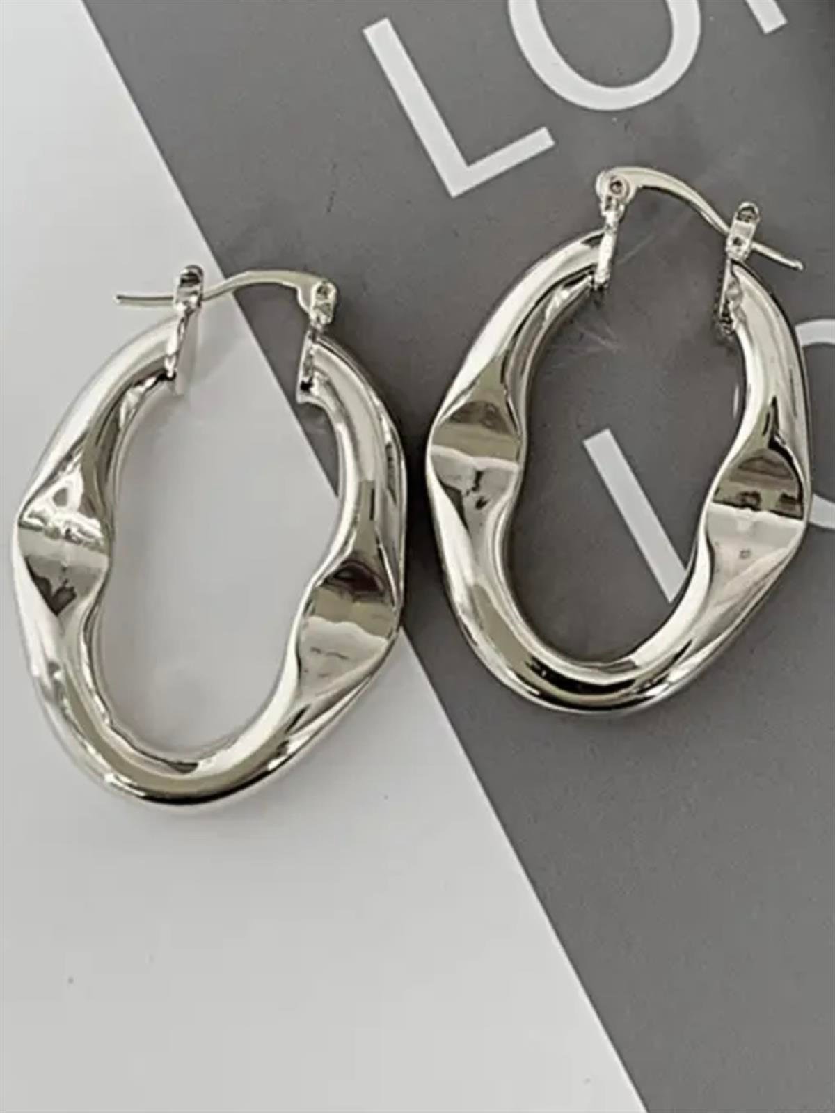 Oval ortası boş kenarları ezilmiş küpe