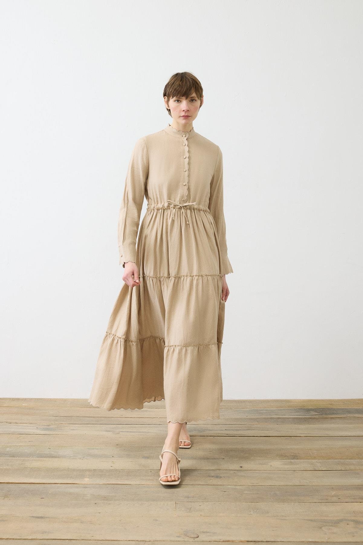 ROMANCE %100 KETEN DİLİM DETAYLI ELBİSE CAMEL