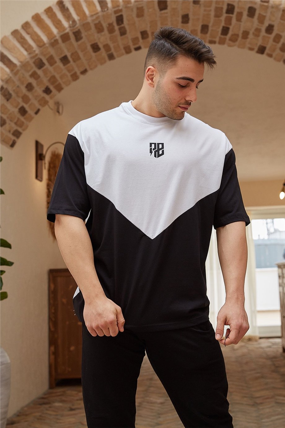 Geometrik Detaylı Siyah Oversize T-Shirt