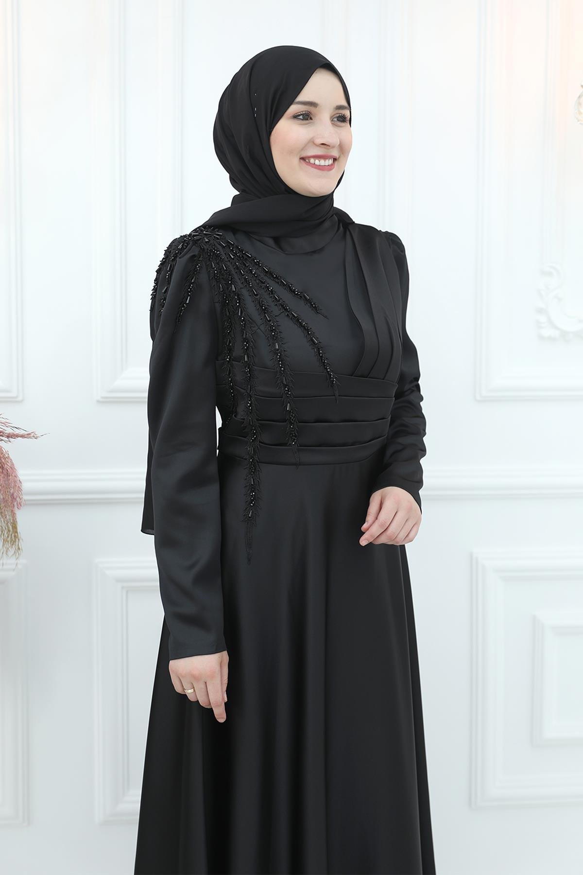 Amine Hüma Yüsra Saten Abiye Siyah
