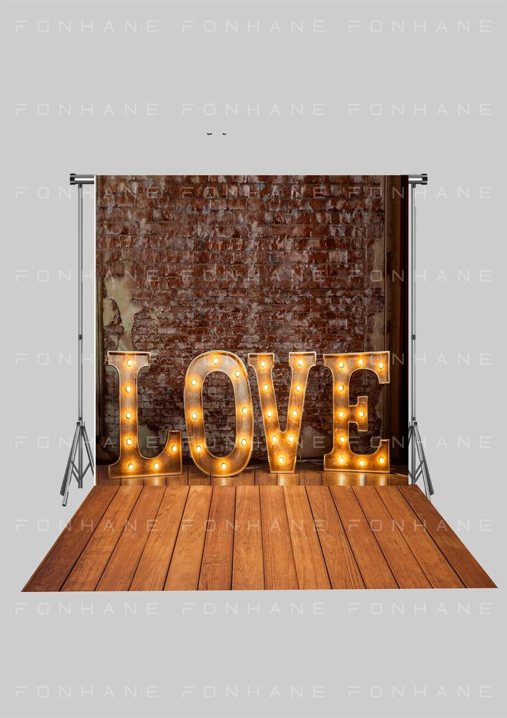 Tuğlalı Duvar Önünde Işıklı Dekor Love  Zeminli Yetişkin Kumaş Fotoğraf Fonu( 3X5 MT)