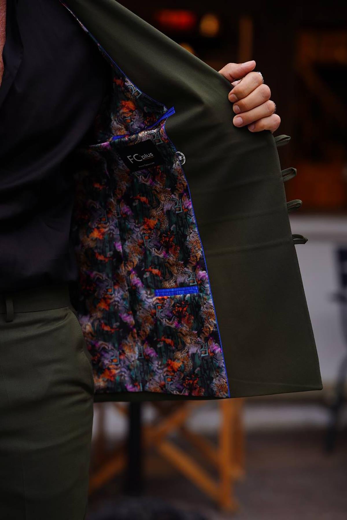 PREMIUM SUIT WITH QUADRUPLE BUTTON RACK
