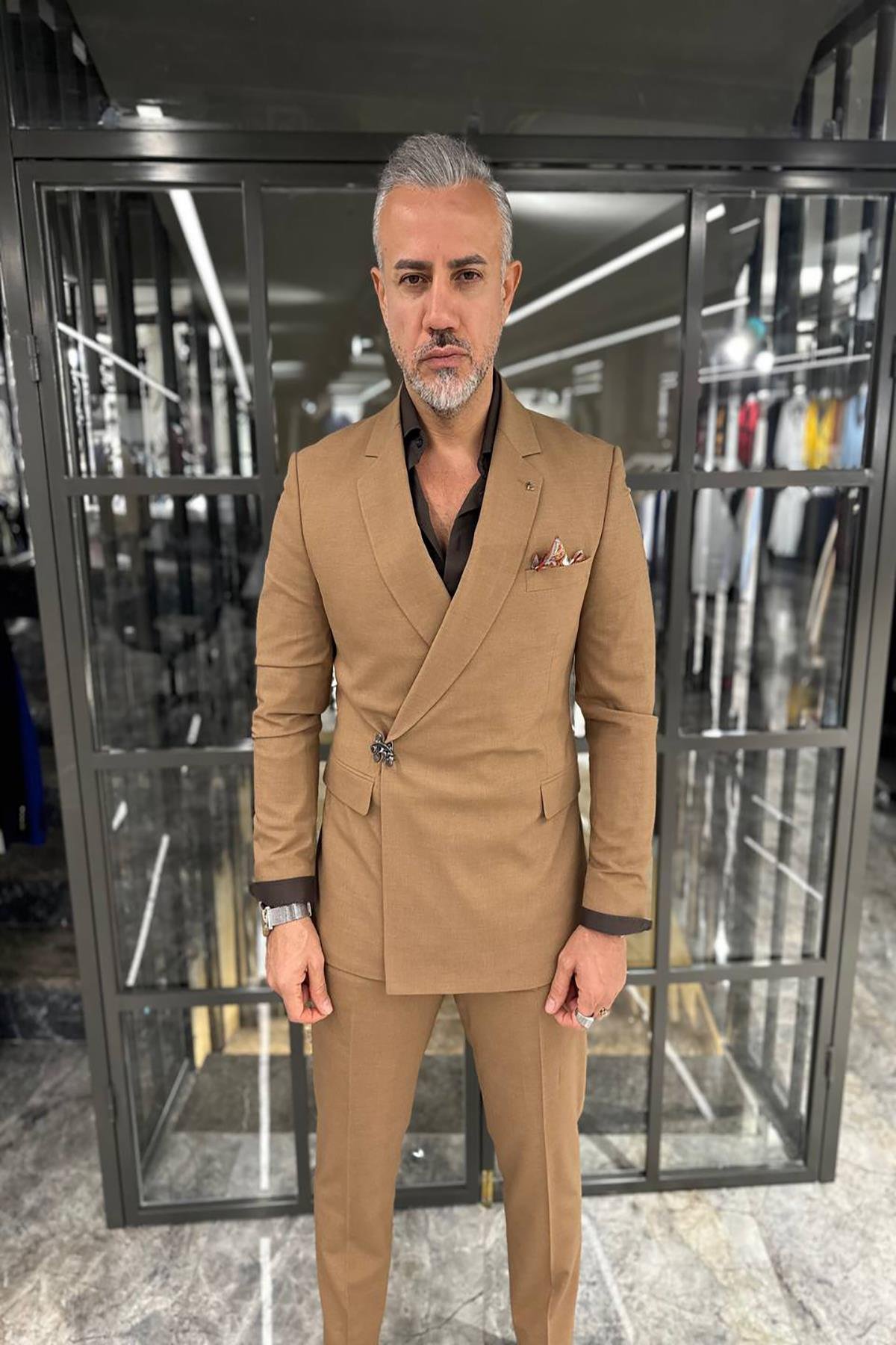 İNGİLİZ YAKA AKSESUARLI PREMİUM TAKIM ELBİSE 